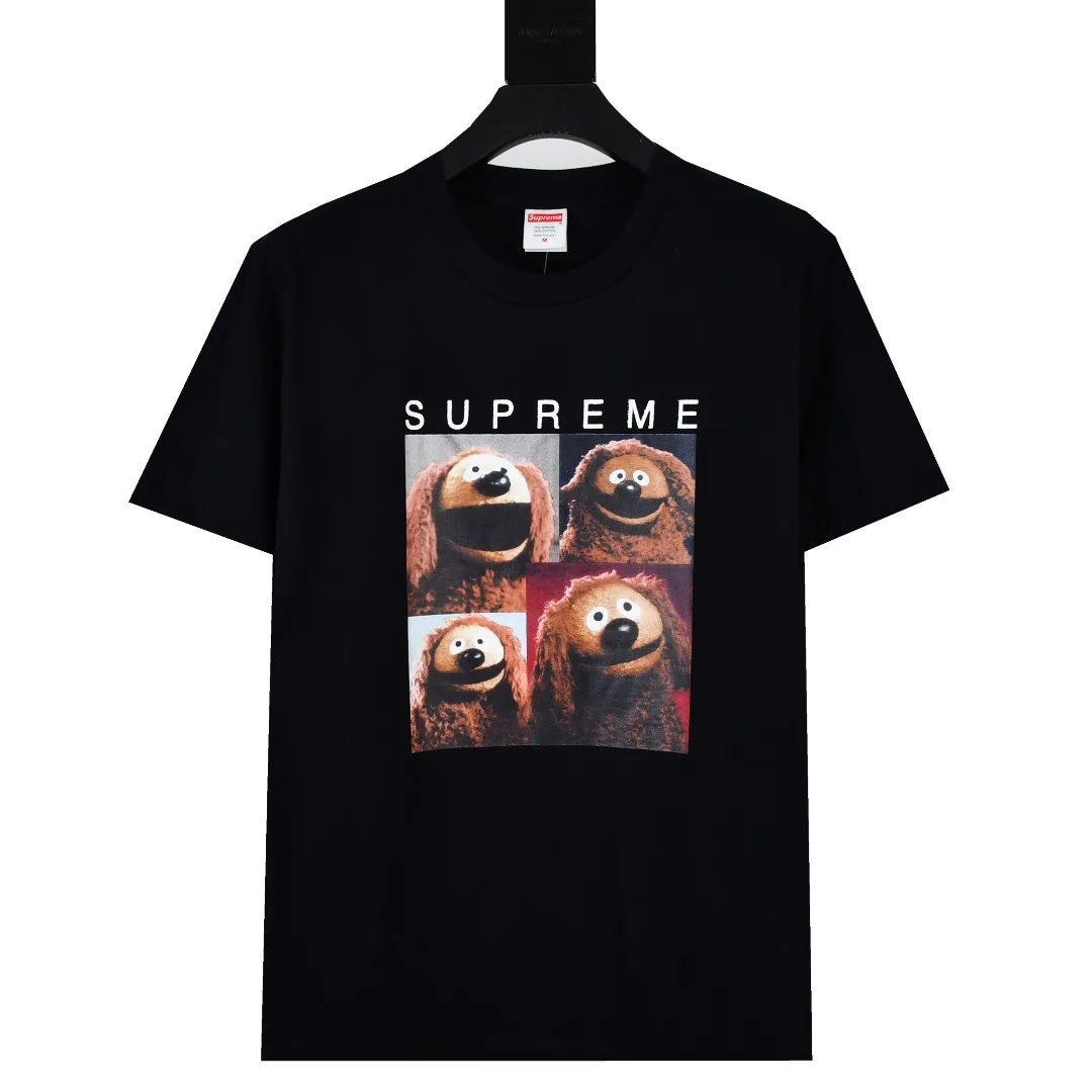 S336💰p140 Top version Supreme 24ss ROWLF Muppet animation print short-sleeved T-shirt. Refuse to look at pictures to make goods. Refuse to compare with wrong versions. Use cylindrical seamless technology (original technology. There are no stitched bones on the side of the clothes. Key points of identification) The fabrics are all custom-woven and dyed, 280g weight, 100% cotton, cylindrical fabric. Cylindrical fabric is a knitted fabric woven with a cylinder loom. The needles are distributed in a cylindrical shape on the fuselage. The gray fabric is a large cylinder, which needs to be opened and shaped before it can be used further. There are no slits on the side of the clothes, so there is no washing label on the side of ordinary short-sleeves. There is only one collar label behind the neck. The printing uses thermosetting ink printing imported from Belgium (different from conventional heat transfer printing), also known as plastic ink, or self-adhesive ink. Its ingredients are: mainly composed of polyvinyl chloride (PVC) and phthalates. PVC and phthalates, solid color The thermosetting ink is composed of a mixture of agents, stabilizers, and thickeners. It is not the digital direct printing marketed on the market. The printing texture of thermosetting ink cannot be achieved by digital direct printing. The collar label has a watermark anti-counterfeiting effect, a real anti-counterfeiting layer, a version with a high probability of passing the inspection, and the original packaging picture has a high probability of passing the test. Size：S-XL