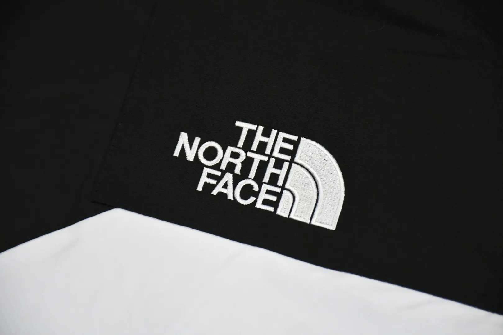 🅿️720 MX06 MAX/top version, exclusive quality on the entire network, ZP player-specified version, correct alignment in the entire frame, Supreme FW20 Week 10 x TNF S Logo Mountain, North Face Big S joint-branded jacket, correct alignment in the entire frame (alignment of the S letter and buttons, compare the front view of the official website by yourself), a true jacket, waterproof, windproof, breathable, and warm. There are a total of 8 YKK zippers, and the eight are divided into three different types of zippers/sliders, including placket, one No. 5 resin zipper, outer pockets and sleeves, four No. 3 resin zippers, three reverse-pull metal zippers inside, hidden zippers on both sides of the pockets and sleeves. Professional grade waterproof coating fabric, full body laminated professional waterproof coating, first-class waterproof effect, built-in thin velvet, excellent warmth and wind protection, and perfect breathability. Polyamide fiber component dispersed fuel printing red After the outer screen positioning and digital printing, the pieces were cut. More than 20 plates were opened, and the printing was cut and printed by size. Each size and each part required workers to cut according to the pattern. It was time-consuming and labor-intensive, and the labor cost was extremely high. Four-color inks were imported from Belgium. Automatic identification, a total of four sizes, the large S of the entire dress is complete, all counter-sewing, meticulous, embroidered R letter with elephant legs, embroidery is more full and exquisite, embroidery details are perfect, accessories, laser markings, etc. are all available S~XL