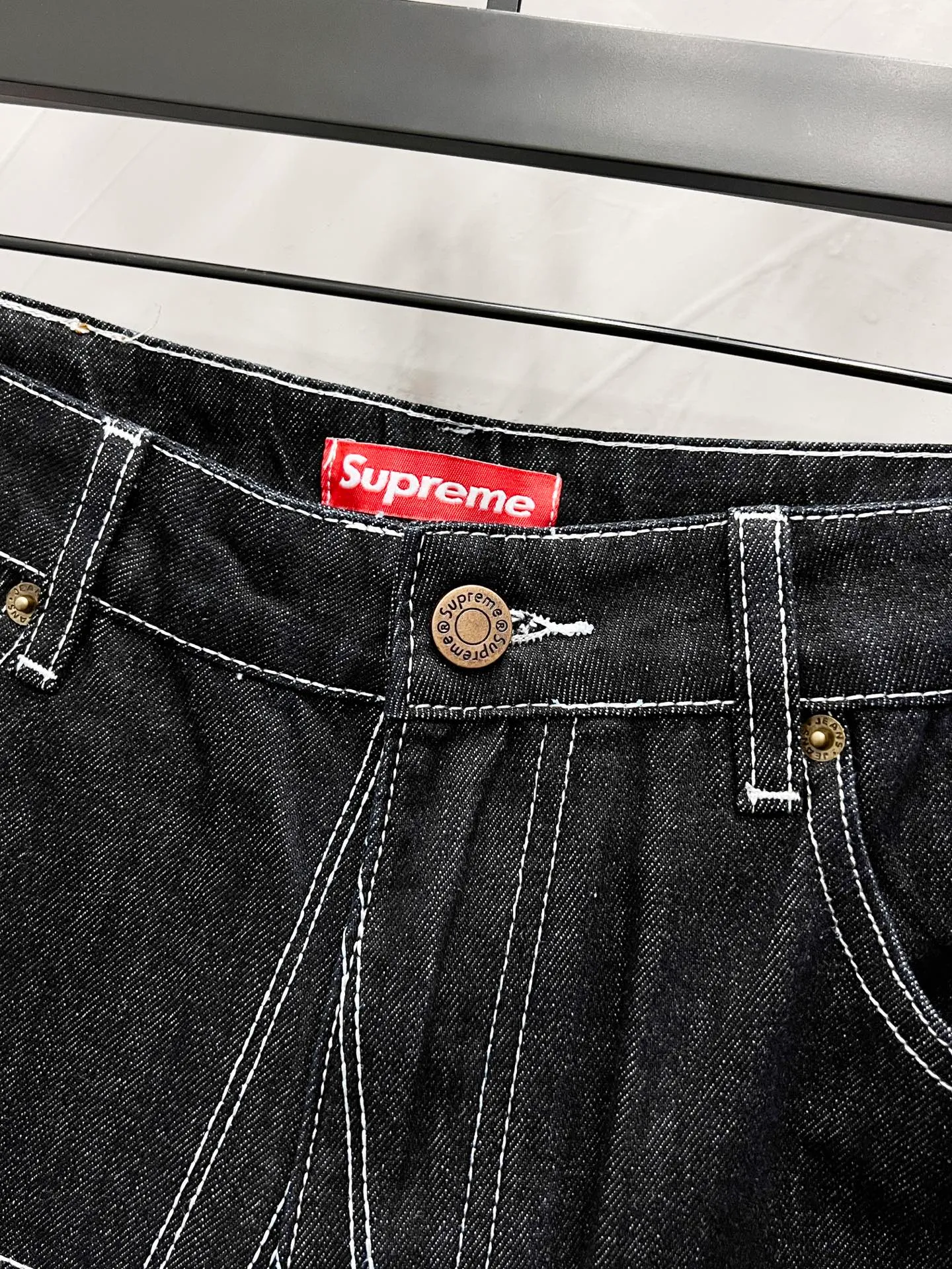 P250 Style No.: [M939] Supreme SS25 star topstitch casual loose denim jeans, same style for men and women, top ceiling quality, styles with different wash textures, very friendly to people with thin legs and thick legs, straight and slim fit very flattering leg shape, timeless moderate length, easy and casual to match, basic styling for various styles, a must-have in the wardrobe! The fabric is stiff but also makes the upper body soft without losing texture. The washing process is even more perfect. It is a must-have item for everyone! ! ! Washed wheat, hang tag, pants label, three labels complete Color: black Size: 30, 32, 34, 36