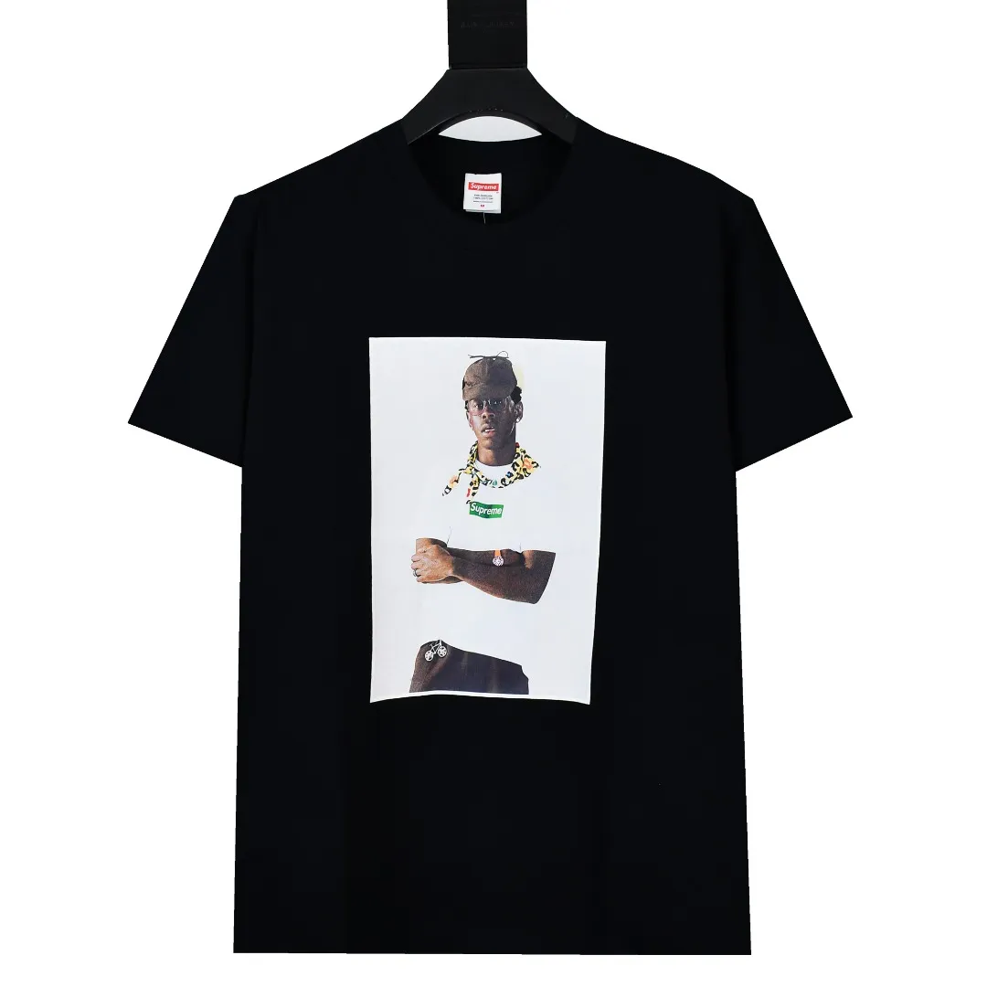 S402💰P150 Top version Supreme FW24 Tyler The Creator Tee Tyler portrait printed round neck short-sleeved T. Refuse to look at pictures to make goods. Refuse to compare wrong versions. Use cylinder seamless process (original process, there are no stitched bones on the side of the clothes. Key points of identification) The fabrics are all custom-woven and dyed, 280g weight, 100% cotton, cylindrical fabric. Cylindrical fabric is a knitted fabric woven with a cylinder loom. The needles are distributed in a cylindrical shape on the fuselage. The gray fabric is a large cylinder, which needs to be opened and shaped before it can be used further. There are no slits on the side of the clothes, so there is no washing label on the side of ordinary short-sleeves. There is only one collar label behind the neck. The printing uses thermosetting ink printing imported from Belgium (different from conventional thermal transfer printing), also known as plastic ink, or self-adhesive ink. Its ingredients are: mainly composed of polyvinyl chloride (PVC) and phthalates, including PVC and phthalates, fixing agents, Stabilizers and thickeners are mixed to form thermosetting ink, which is not the digital direct printing marketed on the market. The printing texture of thermosetting ink is unachievable by digital direct printing. The new triple collar label has a watermark anti-counterfeiting effect, a real anti-counterfeiting layer, a version with a high probability of passing the inspection, and the original packaging picture has a high probability of passing the test. Size：S-XL