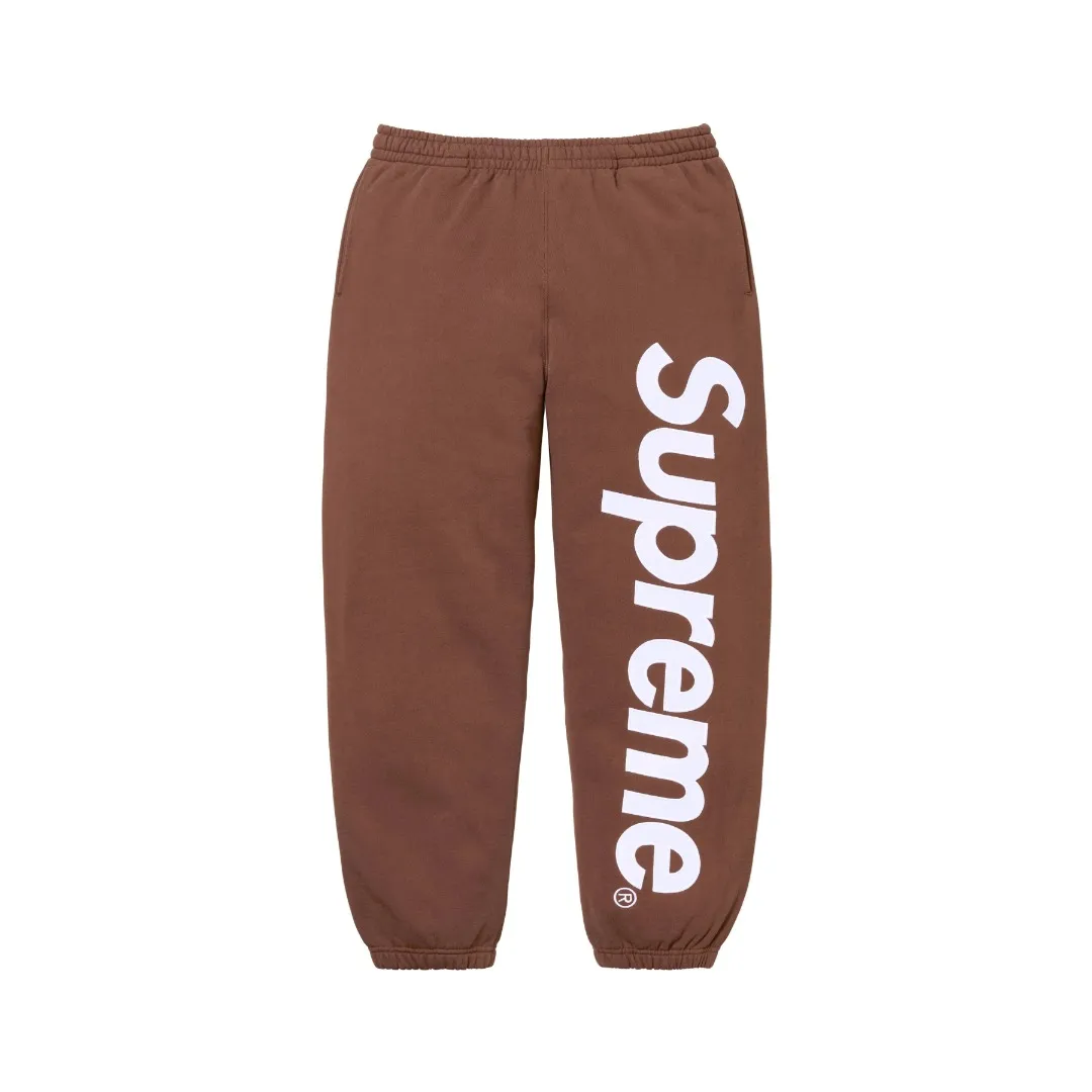 🅿️290 S233 top version Supreme 22FW Satin Applique Sweatpant patch embroidered large logo plus velvet sweatpants. For those of us who focus on top Supreme, this style of sweatpants is naturally available at our fingertips. ZP purchase and pattern making operation 1. Fabric: ZP testing, custom woven and dyed, pure cotton 430G plus velvet main fabric, horizontal cutting 2. Embroidery: embroidery equipment Used Behringer BEKS-Y924 machine (a level higher than Tajima embroidery machine), the embroidery thickness, saturation and size are all ZP consistent. 3. Sewing process: Four-needle and six-thread boneless splicing technology is used in twelve places of the whole garment. Processed by a senior foreign trade factory (ordinary factories cannot do it) 4. Customized ZP main label/washing mark/tag/packaging bag (equipped with an extra large thickened handbag) Color: black and white/black/grey/navy/red/green/brown Size: S/M/L/XL