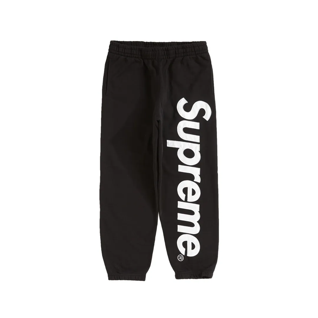 🅿️290 S233 top version Supreme 22FW Satin Applique Sweatpant patch embroidered large logo plus velvet sweatpants. For those of us who focus on top Supreme, this style of sweatpants is naturally available at our fingertips. ZP purchase and pattern making operation 1. Fabric: ZP testing, custom woven and dyed, pure cotton 430G plus velvet main fabric, horizontal cutting 2. Embroidery: embroidery equipment Used Behringer BEKS-Y924 machine (a level higher than Tajima embroidery machine), the embroidery thickness, saturation and size are all ZP consistent. 3. Sewing process: Four-needle and six-thread boneless splicing technology is used in twelve places of the whole garment. Processed by a senior foreign trade factory (ordinary factories cannot do it) 4. Customized ZP main label/washing mark/tag/packaging bag (equipped with an extra large thickened handbag) Color: black and white/black/grey/navy/red/green/brown Size: S/M/L/XL