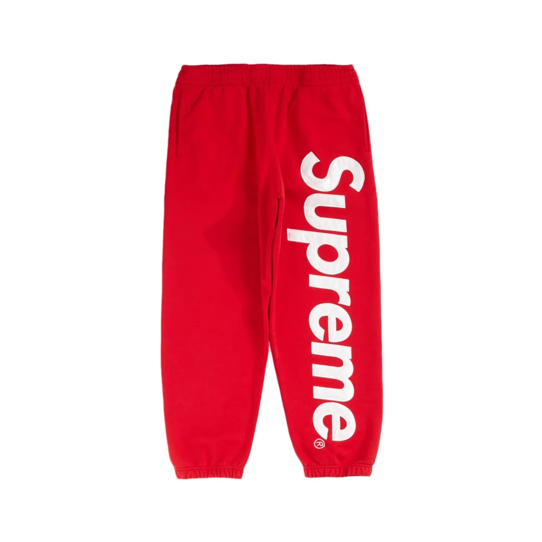🅿️290 S233 top version Supreme 22FW Satin Applique Sweatpant patch embroidered large logo plus velvet sweatpants. For those of us who focus on top Supreme, this style of sweatpants is naturally available at our fingertips. ZP purchase and pattern making operation 1. Fabric: ZP testing, custom woven and dyed, pure cotton 430G plus velvet main fabric, horizontal cutting 2. Embroidery: embroidery equipment Used Behringer BEKS-Y924 machine (a level higher than Tajima embroidery machine), the embroidery thickness, saturation and size are all ZP consistent. 3. Sewing process: Four-needle and six-thread boneless splicing technology is used in twelve places of the whole garment. Processed by a senior foreign trade factory (ordinary factories cannot do it) 4. Customized ZP main label/washing mark/tag/packaging bag (equipped with an extra large thickened handbag) Color: black and white/black/grey/navy/red/green/brown Size: S/M/L/XL
