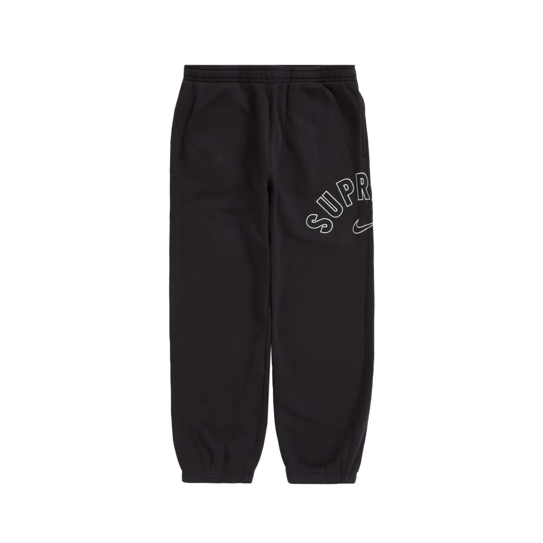 S520💰p270 Top version Supreme Nike Arc Sweatpant co-branded embroidered logo fleece sweatpants. For those of us who focus on top Supreme, this sweatpants is naturally available. ZP purchase and pattern making operation 1. Fabric: ZP testing, custom weaving and dyeing, pure cotton 430G plus velvet main fabric, horizontal cutting 2. Embroidery: embroidery equipment Behringer BEKS-Y924 machine is used (a level higher than Tajima embroidery machine). The embroidery thickness, saturation and size are all consistent with ZP. 3. Sewing process: Four-needle and six-thread boneless splicing technology is used in twelve places of the whole garment. Processed by a senior foreign trade factory (cannot be done by ordinary factories) 4. Customized ZP main label/wash water mark/tag/packaging bag (equipped with extra large thickened handbag) Color: black/grey Size: S/M/L/XL