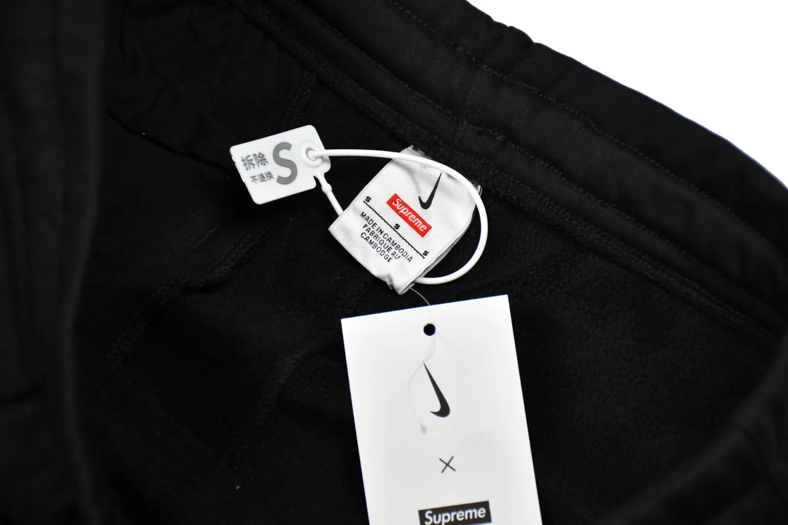 S520💰p270 Top version Supreme Nike Arc Sweatpant co-branded embroidered logo fleece sweatpants. For those of us who focus on top Supreme, this sweatpants is naturally available. ZP purchase and pattern making operation 1. Fabric: ZP testing, custom weaving and dyeing, pure cotton 430G plus velvet main fabric, horizontal cutting 2. Embroidery: embroidery equipment Behringer BEKS-Y924 machine is used (a level higher than Tajima embroidery machine). The embroidery thickness, saturation and size are all consistent with ZP. 3. Sewing process: Four-needle and six-thread boneless splicing technology is used in twelve places of the whole garment. Processed by a senior foreign trade factory (cannot be done by ordinary factories) 4. Customized ZP main label/wash water mark/tag/packaging bag (equipped with extra large thickened handbag) Color: black/grey Size: S/M/L/XL