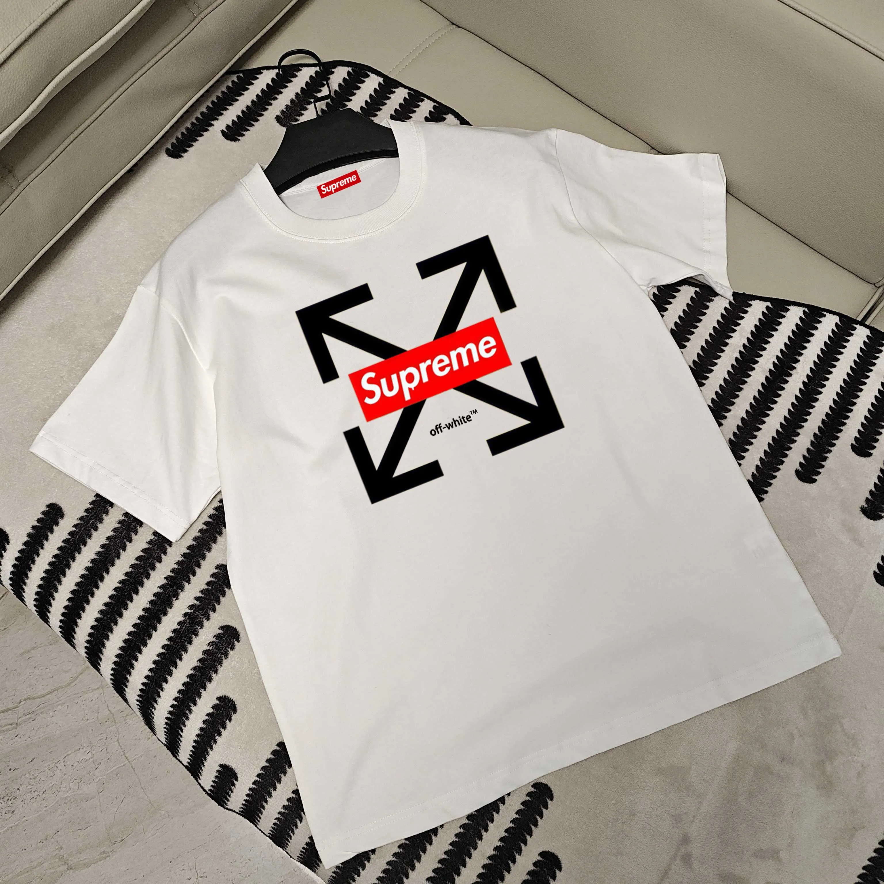 🅿️180 Supreme joint off short-sleeved T-shirt is made of 250g Salona fabric. The whole piece is made of three-needle five-thread technology. The neckline-shoulder seam-sleeve seam is double-threaded, which looks more three-dimensional and textured. The same craftsmanship as the authentic original, classic version. Feel free to compare zp. The whole piece is made of three-needle five-thread craftsmanship. The neckline-shoulder seam-sleeve seam is double-threaded, which looks more three-dimensional and textured. The craftsmanship is consistent with the authentic original version. Classic version. Color: black white Size: S M L XL XXL