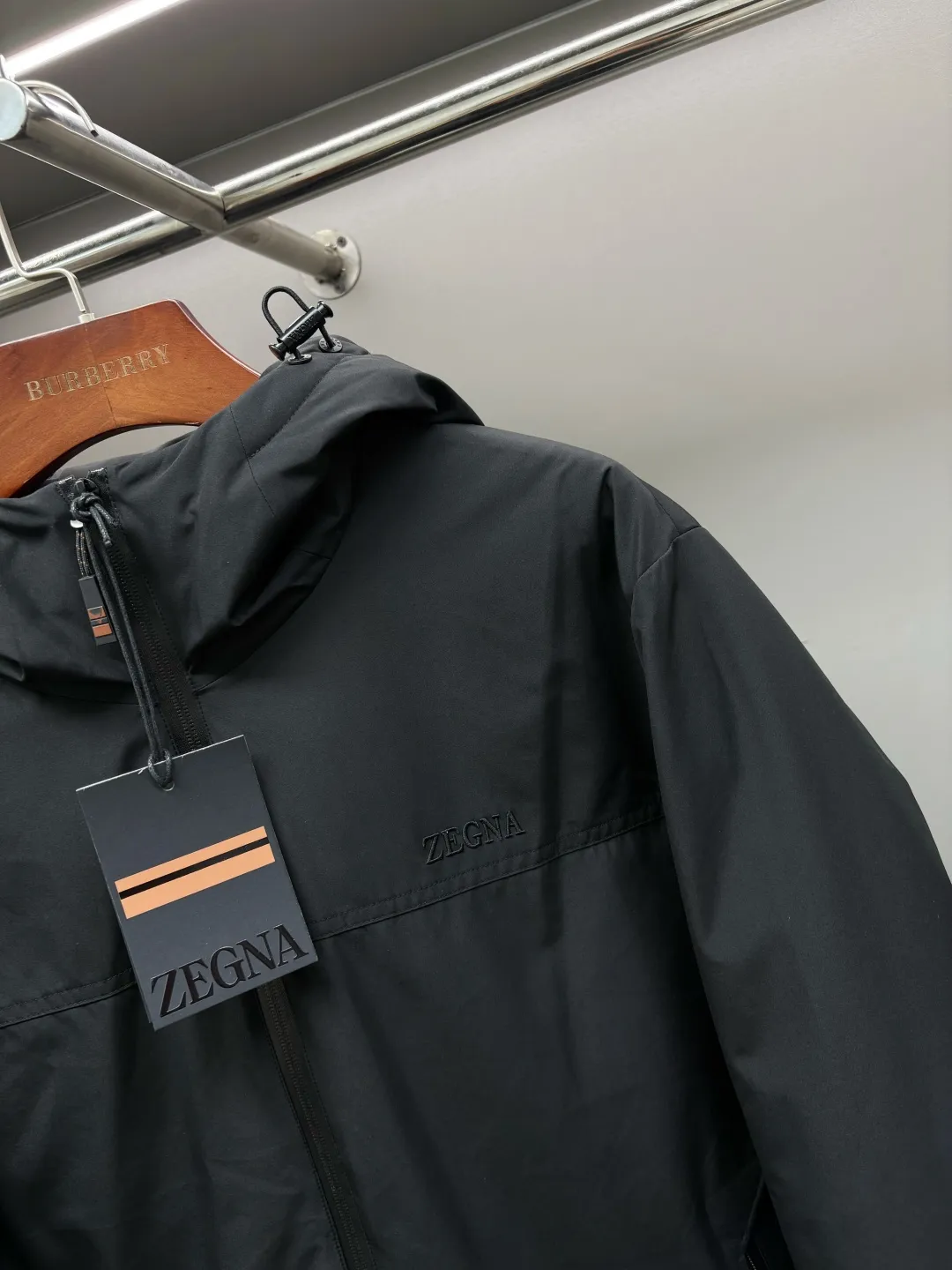 🅿️1000 Zegna new letter embroidered down jacket Zegna down jacket combines British classic design with modern technological thermal technology to redefine the luxury winter dressing experience.  · Filled with top-grade imported white duck down, light and fluffy, locking in every body temperature · Imported waterproof fabric, windproof and water-repellent, no fear of wind and snow challenges · Three-dimensional tailoring, eliminating bulk, showing an elegant figure · Authentic details are seen in the details: counter-customized metal buckles, hidden pocket design, classic letter embroidery design This winter, let warmth and grace go hand in hand. Whether commuting in the city or strolling in the countryside, a Zegna down jacket can build a mobile gentleman's fortress for you.  Size: M-XXXL Color: black green