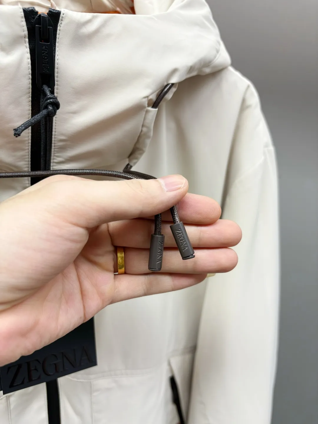 🅿️1040 Zegna's new letter-embossed down jacket. Zegna's down jacket combines classic British design with modern technological thermal insulation technology to redefine the luxury winter dressing experience.  · Filled with top-grade imported white duck down, light and fluffy, locking in every degree of body temperature · Imported waterproof fabric, windproof and water-repellent, no fear of wind and snow challenges · Three-dimensional tailoring, eliminating bulk, showing an elegant figure · Authentic details are evident: counter-customized metal buckles, hidden pocket design, classic letter embossed pattern This winter, let warmth and grace go hand in hand. Whether commuting in the city or strolling in the countryside, a Zegna down jacket can build a mobile gentleman's fortress for you.  Size: M-XXXL Color: black beige