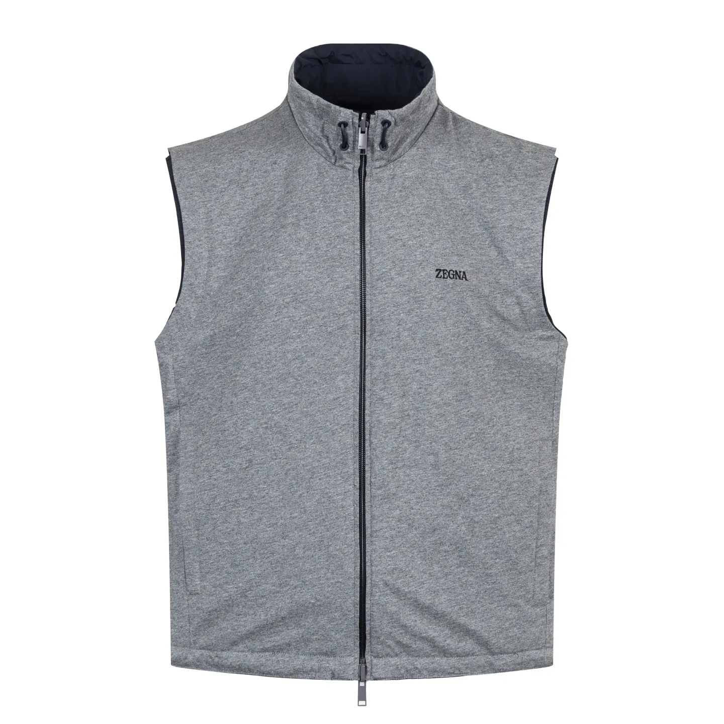 🅿️620 [Exclusive supply] Zegna Microfiber Reversible Brezza Vest The fabric is made of microfiber fabric made of 100% polyester fiber. It is famous for its excellent tear resistance and wear resistance. It can quickly return to flatness during wearing and maintain the crisp and stylish appearance of the clothing for a long time. At the same time, it is not easy to deform after long-term washing, ensuring dimensional stability. After being waterproofed, it can be adapted to various weather wearing needs. Made of cashmere blended jersey fabric. The diameter of cashmere fiber is only 14 microns. After blending, it eliminates the itch of pure cashmere. The central control structure locks in still air and has strong warmth retention. A small amount of nylon enhances the durability of cashmere and extends its service life. The monochromatic letter LOGO on the cashmere blended surface uses the high-precision calculation system of the computer embroidery machine to control the coordinated operation of the machine head, needle bar, and bobbin. The fabric frame moves accurately in the horizontal and vertical directions to form a stitch track, and the upper and lower thread tensions are adjusted to ensure that the stitches are smooth and free of floating lines, forming a fine letter pattern with an error of ±0.1mm. Size:46-48-50-52