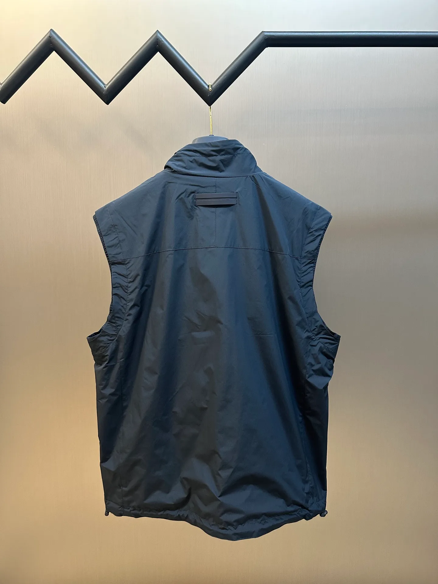 🅿️620 ZEGNA Microfiber Double-sided Brezza Vest is made of microfiber fabric made of 100% polyester fiber. It is famous for its excellent tear resistance and wear resistance. It can quickly return to flatness during wearing and maintain the crisp and stylish appearance of the clothing for a long time. At the same time, it is not easy to deform after long-term washing, ensuring dimensional stability. After being waterproofed, it can be adapted to various weather wearing needs.  The other side is made of cashmere-blend jersey. The diameter of cashmere fiber is only 14 microns. After blending, it eliminates the itch of pure cashmere. The central control structure locks in still air and has strong warmth retention. A small amount of nylon enhances the durability of cashmere and extends its service life.  The monochrome letter LOGO on the cashmere blended surface uses the high-precision calculation system of the computer embroidery machine to control the coordinated operation of the machine head, needle bar, and bobbin. The fabric frame moves accurately in the horizontal and vertical directions to form a stitch track, and the upper and lower thread tensions are adjusted to ensure that the stitches are smooth and free of floating threads, forming a fine letter pattern with an error of ±0.1mm size: 46.48.50.52