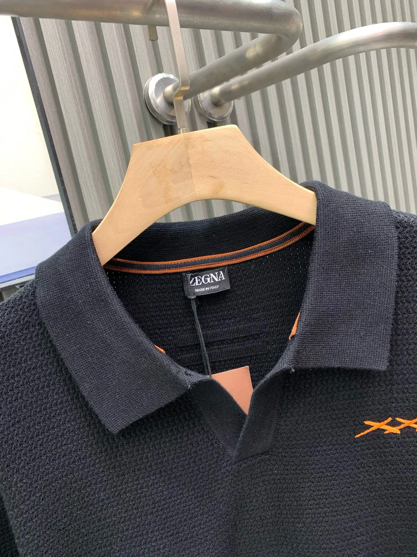 🅿️420 🀄️ Zegna EZ2025FW latest three-point embroidered logo men's lapel sweater for autumn and winter. The whole garment is made of pineapple knitting method. The pattern is not obvious when worn on the body. Only when you look closely can you appreciate its special features. It is very full and exquisite. The upper body looks particularly subtle and restrained. It is elegant and elegant. The iconic three-point embroidered logo on the chest Made of 30% ultra-fine wool, 30% cotton, 35% acrylic wool blended fabric, it feels tight and highly elastic, delicate and soft, comfortable and skin-friendly. The upper body has a particularly good three-dimensional feel. There is no sense of binding when worn close to the body. The drape is also great. It does not ball up and deform after being worn for a long time. The new elegant and fashionable color brings a strong visual effect. It is matched with exquisite 3D three-dimensional embroidery technology. It is concave and convex, full and stylish. It echoes the classic parallel bars embroidery on the back and has a high brand identity. Highlights, details and quality, ceiling-level luxury products