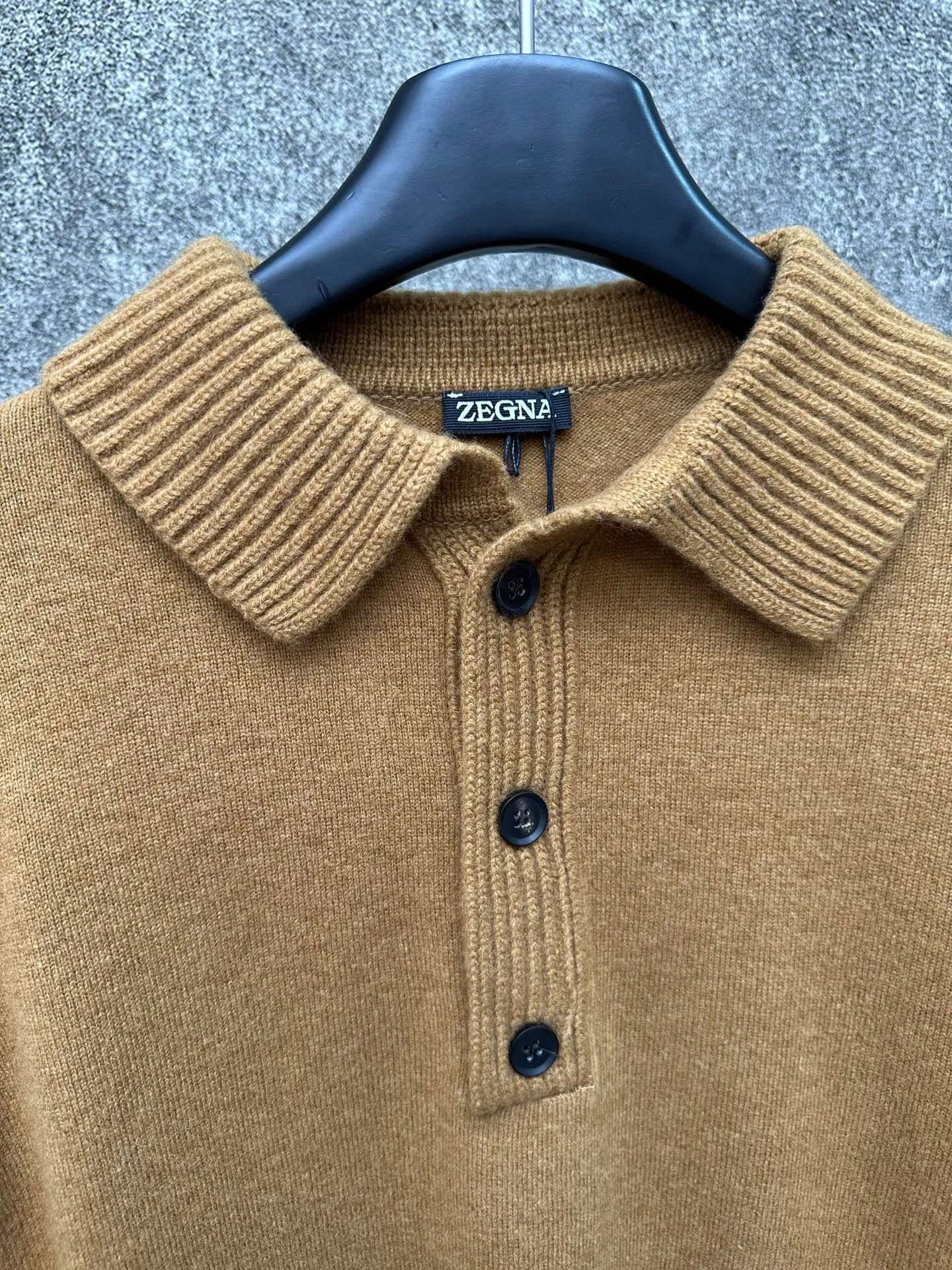 🅿️610 ZEGNA ginger knitted sweater, classic business casual design, stand-up collar and three-button placket. Made of high-quality knitted fabric, the vertical stripe texture is outstanding, crisp and stylish. The ribbed cuff design is simple and elegant. Brand new and authentic, complete with tags. Suitable for autumn and winter, versatile for business and leisure.  Size: S M L XL
