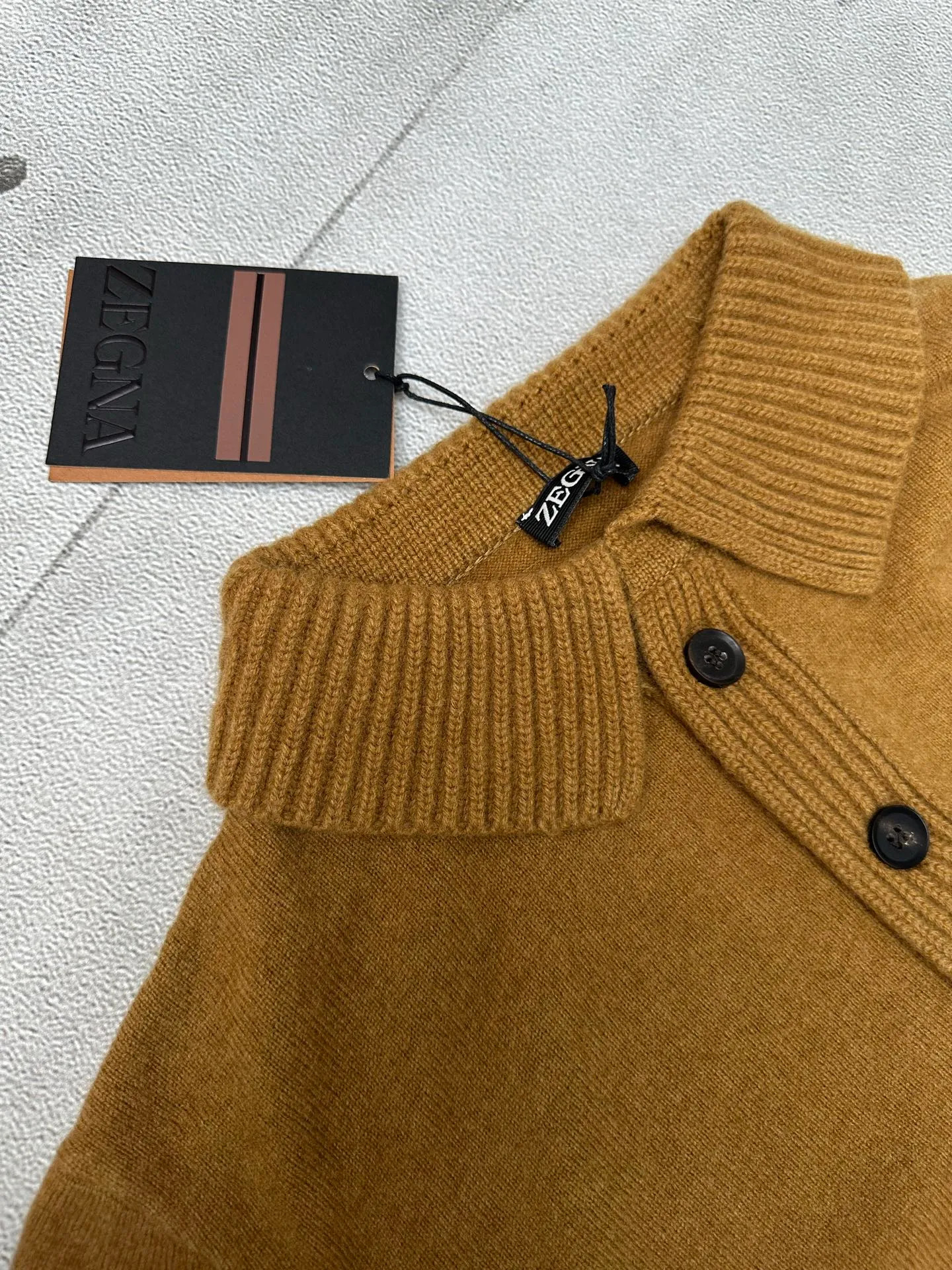 🅿️610 ZEGNA ginger knitted sweater, classic business casual design, stand-up collar and three-button placket. Made of high-quality knitted fabric, the vertical stripe texture is outstanding, crisp and stylish. The ribbed cuff design is simple and elegant. Brand new and authentic, complete with tags. Suitable for autumn and winter, versatile for business and leisure.  Size: S M L XL
