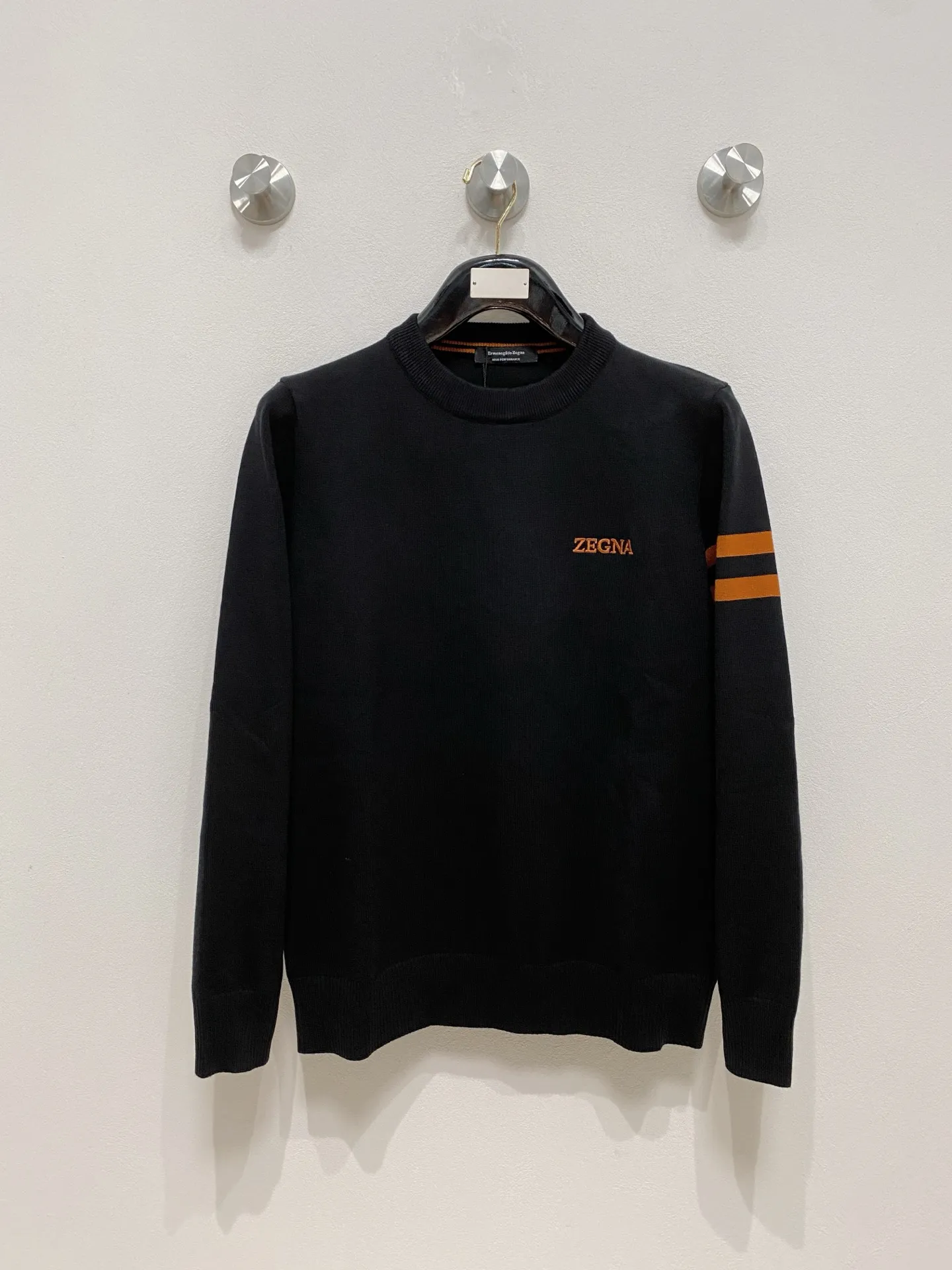 🅿️440 Ermenegildo Zegna 2025 new wool blended round neck long-sleeved sweater cardigan bottoming sweater, high-end version! The custom-made fabrics at the counter are highly breathable and comfortable, with impeccable details and brand element design concepts, reflecting high quality. It feels delicate and soft! It presents a casual cut and the upper body shape is great! 🐉Code size: M-3XL