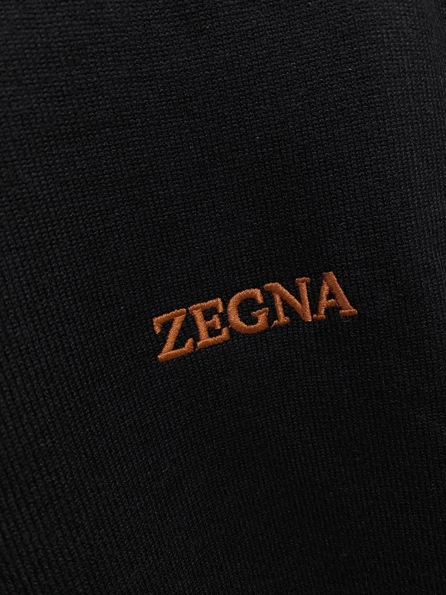 🅿️440 Ermenegildo Zegna 2025 new wool blended round neck long-sleeved sweater cardigan bottoming sweater, high-end version! The custom-made fabrics at the counter are highly breathable and comfortable, with impeccable details and brand element design concepts, reflecting high quality. It feels delicate and soft! It presents a casual cut and the upper body shape is great! 🐉Code size: M-3XL