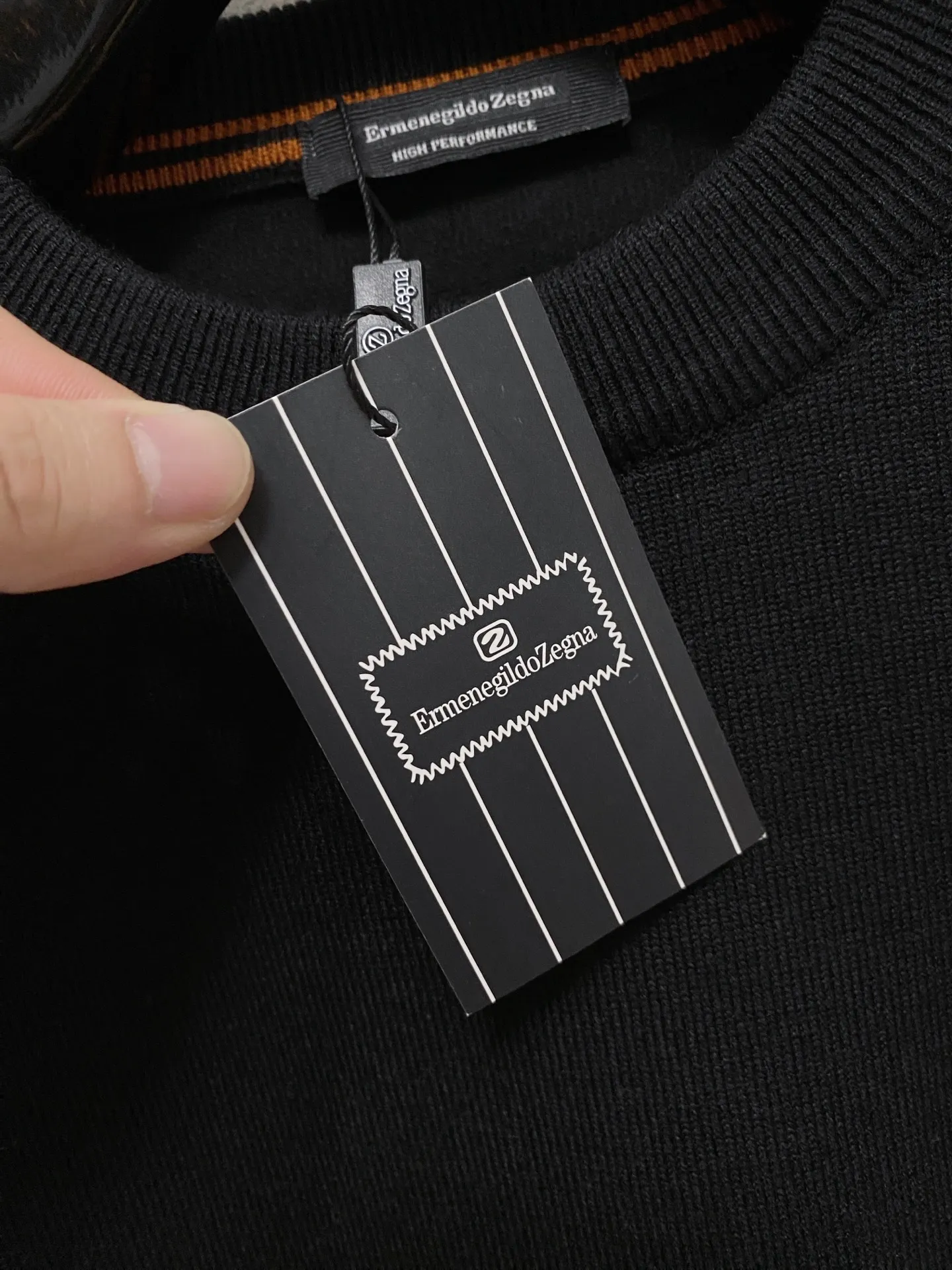 🅿️440 Ermenegildo Zegna 2025 new wool blended round neck long-sleeved sweater cardigan bottoming sweater, high-end version! The custom-made fabrics at the counter are highly breathable and comfortable, with impeccable details and brand element design concepts, reflecting high quality. It feels delicate and soft! It presents a casual cut and the upper body shape is great! 🐉Code size: M-3XL