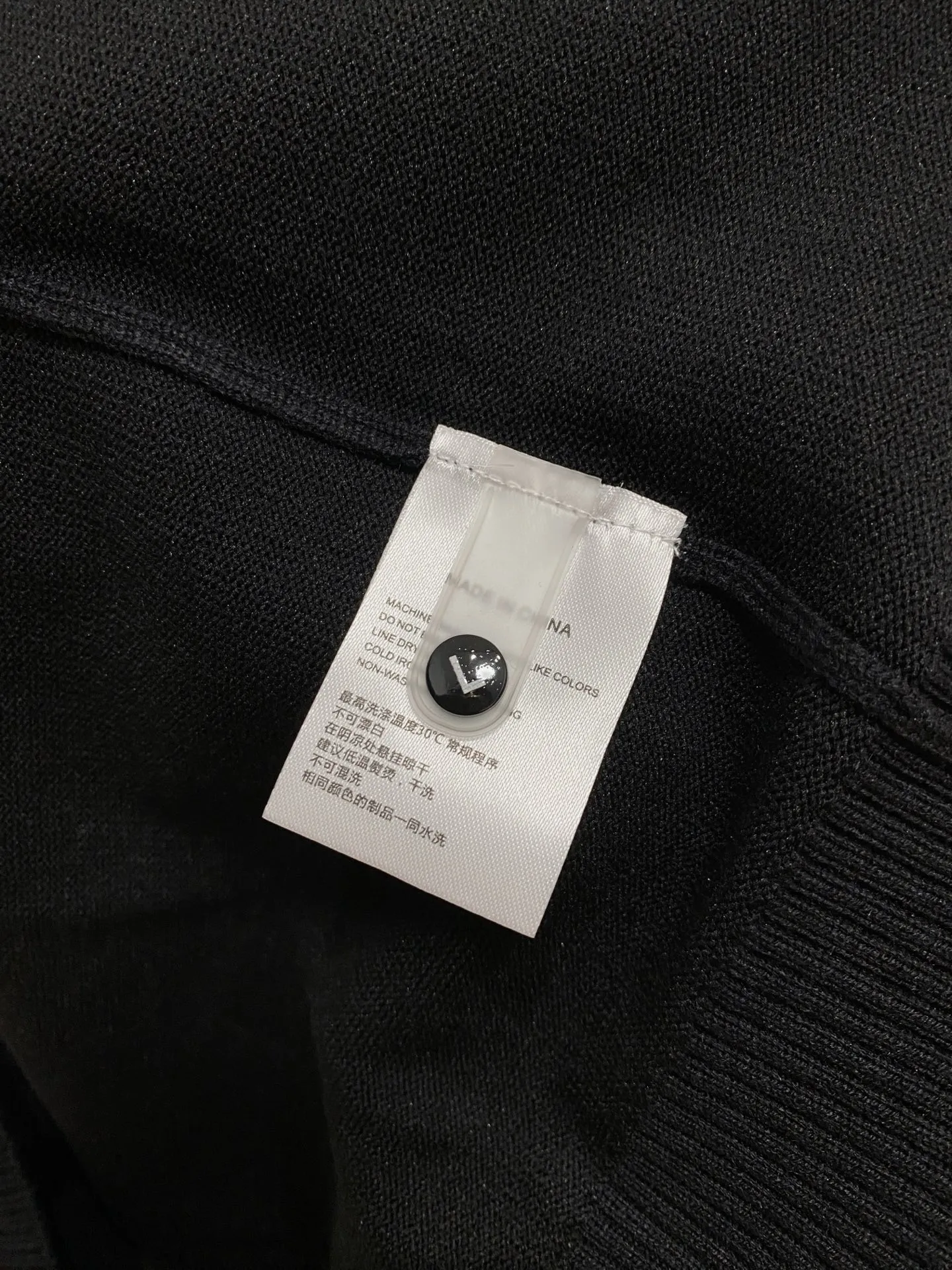 🅿️440 Ermenegildo Zegna 2025 new wool blended round neck long-sleeved sweater cardigan bottoming sweater, high-end version! The custom-made fabrics at the counter are highly breathable and comfortable, with impeccable details and brand element design concepts, reflecting high quality. It feels delicate and soft! It presents a casual cut and the upper body shape is great! 🐉Code size: M-3XL