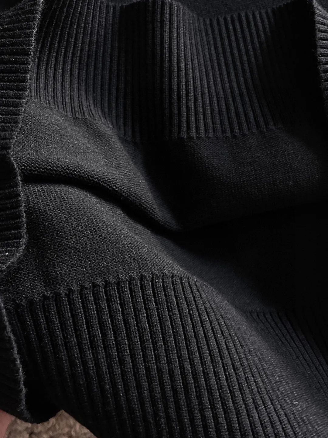 🅿️440 【Zegna】Autumn and winter classic woolen sweater, in full condition! ! ! Wool blended fabric, the latest model in 2025, golden ratio! ! Slim-fitting soft gold, versatile and practical item, the combination and practicality are extremely powerful, simple and elegant, and classy! To create your own style, it is highly recommended to buy it in two colors. The standard slim fit tailoring process is suitable for both young and old men. It is knitted from wool and will not cause any discomfort! While keeping warm, it is stylish, textured and wearable, and the classic logo with contrasting colors on the chest feels in place! ! Recommended for regular customers! ! Size M-3XL (maximum wear: 190 pounds)