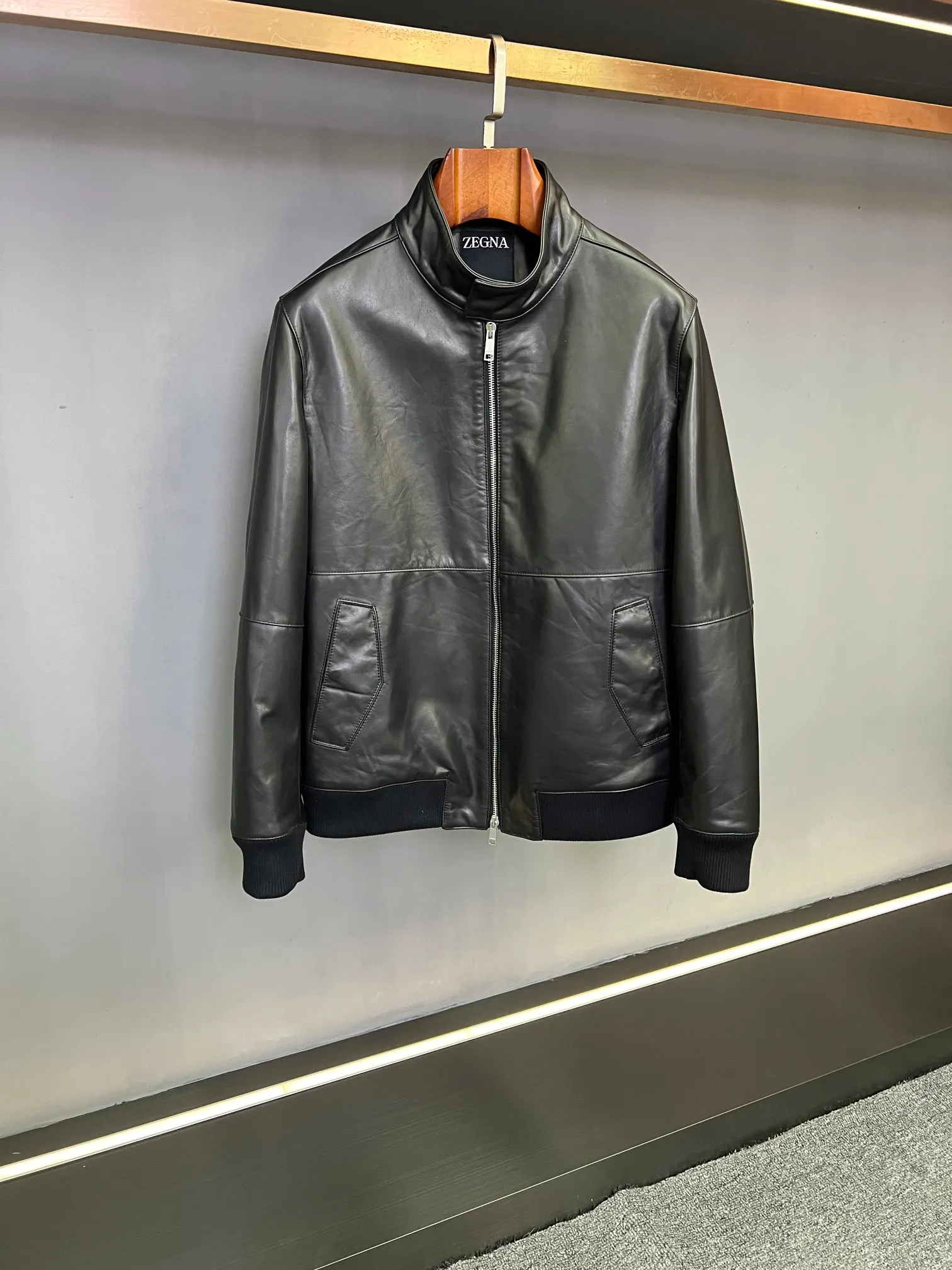 🅿️2500 2025 new style genuine leather jacket, imported sheepskin, soft but tough. This kind of tactility will make people reluctant to put it down after touching it. Slim fit, visually slimming, exquisite and gorgeous street style, more fashionable, younger, bringing a dynamic new look. The upper body belongs to anyone and will look very handsome when worn, gathering the temperament of a star! 48-58
