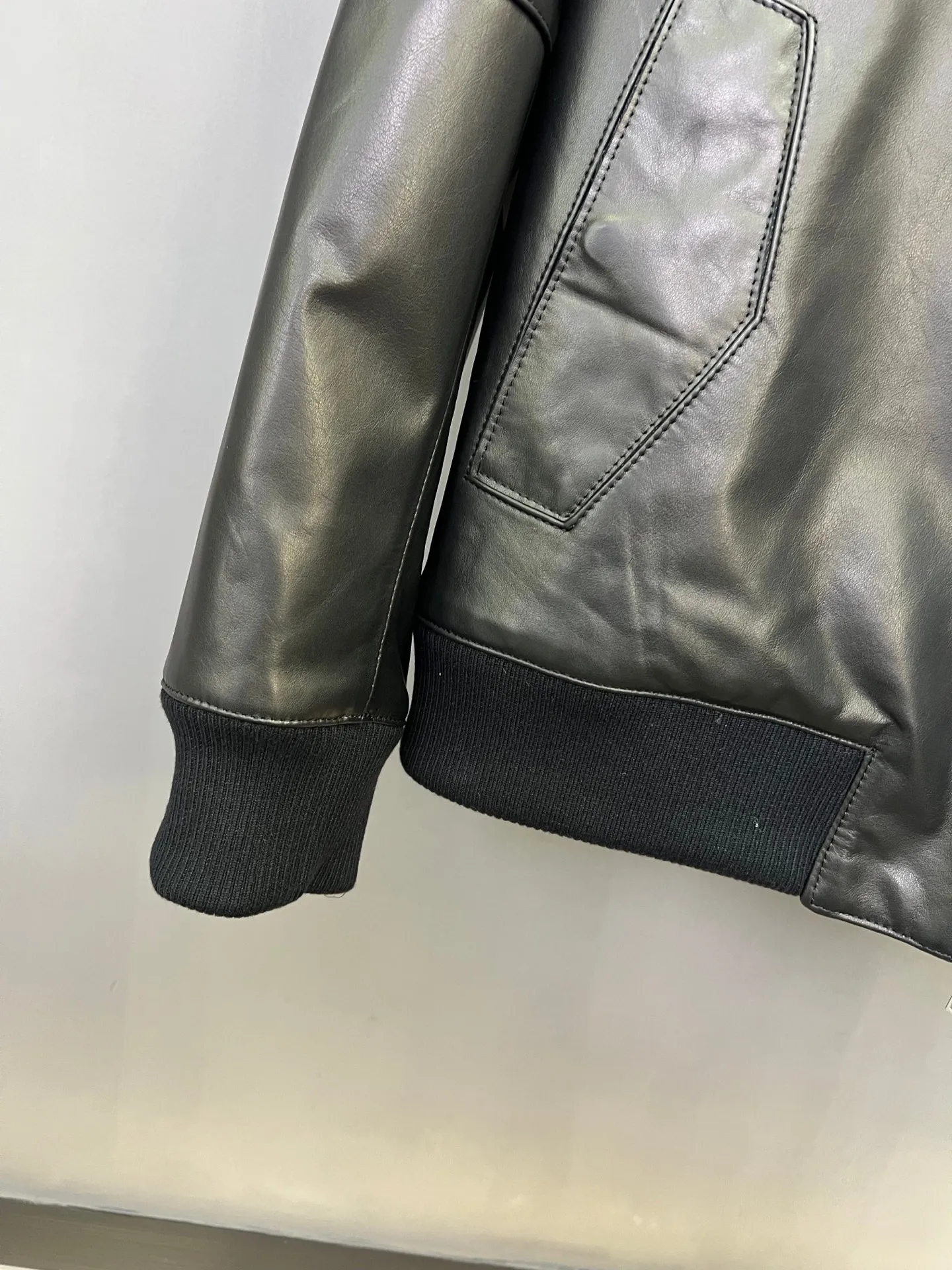 🅿️2500 2025 new style genuine leather jacket, imported sheepskin, soft but tough. This kind of tactility will make people reluctant to put it down after touching it. Slim fit, visually slimming, exquisite and gorgeous street style, more fashionable, younger, bringing a dynamic new look. The upper body belongs to anyone and will look very handsome when worn, gathering the temperament of a star! 48-58