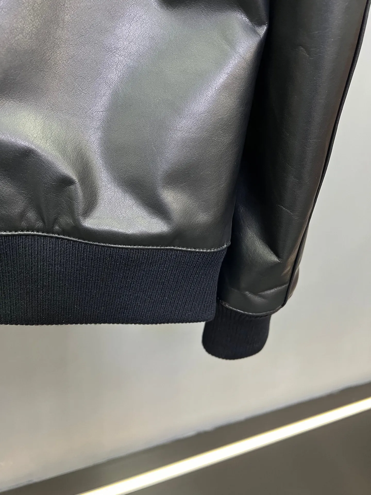 🅿️2500 2025 new style genuine leather jacket, imported sheepskin, soft but tough. This kind of tactility will make people reluctant to put it down after touching it. Slim fit, visually slimming, exquisite and gorgeous street style, more fashionable, younger, bringing a dynamic new look. The upper body belongs to anyone and will look very handsome when worn, gathering the temperament of a star! 48-58