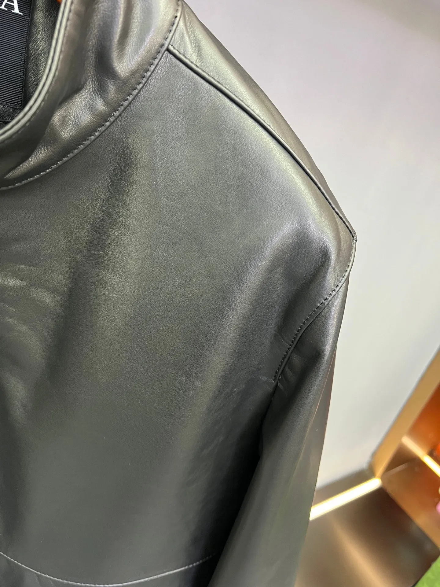 🅿️2500 2025 new style genuine leather jacket, imported sheepskin, soft but tough. This kind of tactility will make people reluctant to put it down after touching it. Slim fit, visually slimming, exquisite and gorgeous street style, more fashionable, younger, bringing a dynamic new look. The upper body belongs to anyone and will look very handsome when worn, gathering the temperament of a star! 48-58