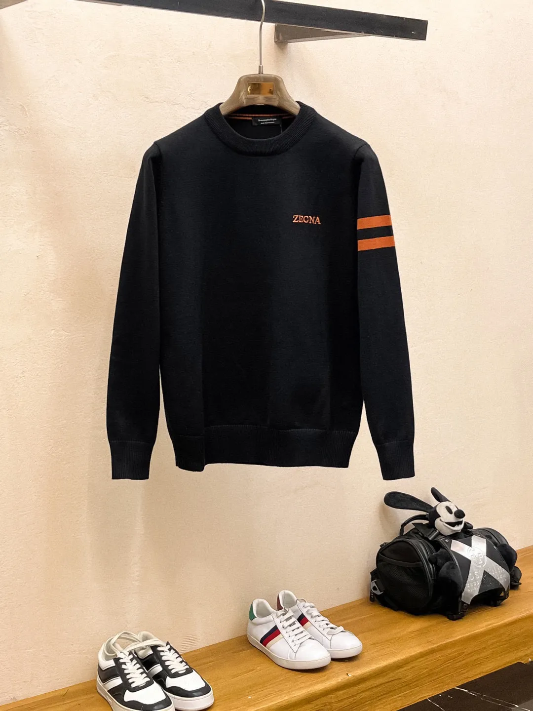 🅿️440 【Zegna】Autumn and winter classic lapel sweater, in full condition! ! ! Wool blended fabric, the latest model in 2025, golden ratio! ! Slim-fitting soft gold, versatile and practical item, the combination and practicality are extremely powerful, simple and elegant, and classy! To create your own style, it is highly recommended to buy it in two colors. The standard slim fit tailoring process is suitable for both young and old men. It is knitted from wool and will not cause any discomfort! While keeping warm, it is stylish, textured and wearable, and the classic logo with contrasting colors on the chest feels in place! ! Recommended for regular customers! ! Size M-3XL (maximum wear: 190 pounds)