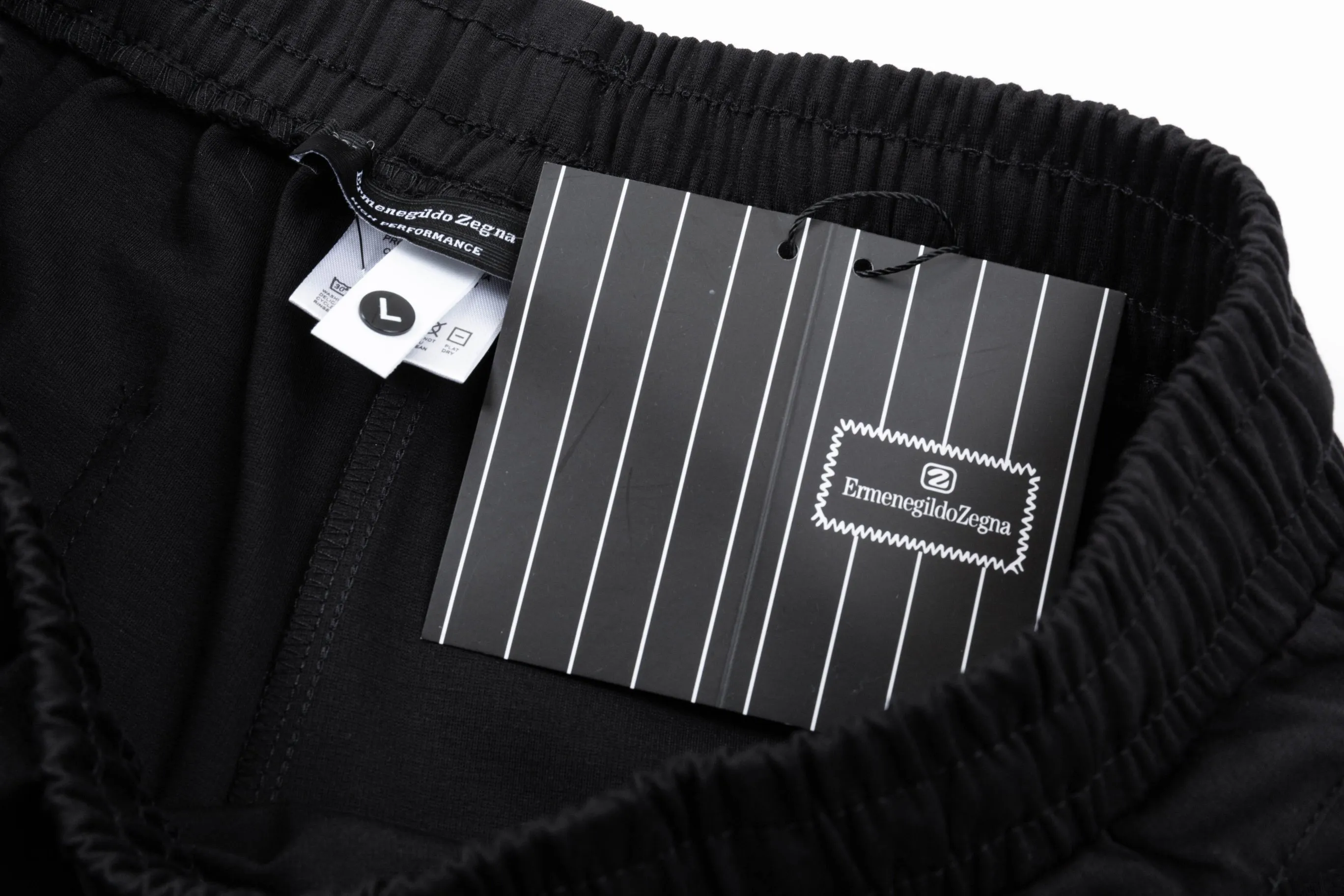 🅿️190 2025 ZZEGNA Zegna’s new knitted shorts, customized fabrics, knitted craftsmanship and knitted embroidered logo. The version is tight and three-dimensional, with straight stripe splicing. The customized trouser cord hardware has strong texture and smoothness. The upper body is comfortable and breathable. It has a concave and convex three-dimensional feel. It is fashionable and casual to wear. Color: Black-White Size: M-4XL