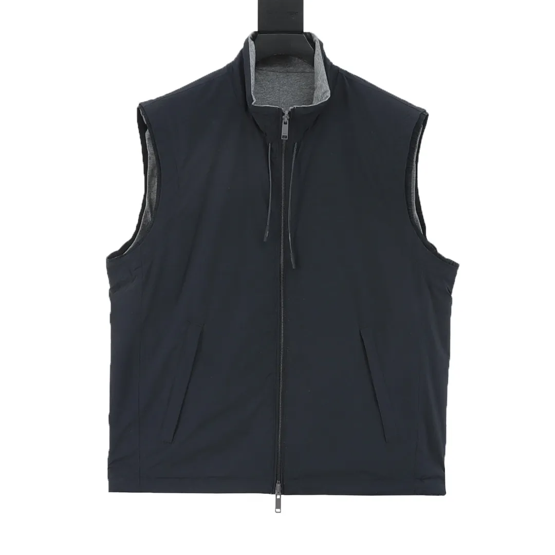 🅿️760 ZEGNA Microfiber Brezza double-sided vest is made of microfiber fabric made of 100% polyester fiber. It is famous for its excellent tear resistance and wear resistance. It can quickly return to flatness during wearing and maintain the crisp and stylish appearance of the clothing for a long time. At the same time, it is not easy to deform after long-term washing, ensuring dimensional stability. After being waterproofed, it can be adapted to various weather wearing needs. Made of cashmere blended jersey fabric. The diameter of cashmere fiber is only 14 microns. After blending, it eliminates the itch of pure cashmere. The central control structure locks in still air and has strong warmth retention. A small amount of nylon enhances the durability of cashmere and extends its service life. The monochrome letter LOGO on the cashmere blended surface uses the high-precision calculation system of the computer embroidery machine to control the coordinated operation of the machine head, needle bar, and bobbin. The fabric frame moves accurately in the horizontal and vertical directions to form a stitch track. The upper and lower thread tensions are adjusted to ensure that the stitches are smooth and free of floating threads, forming a fine letter pattern with an error of ±0.1mm. Customized accessories Size: 46-52