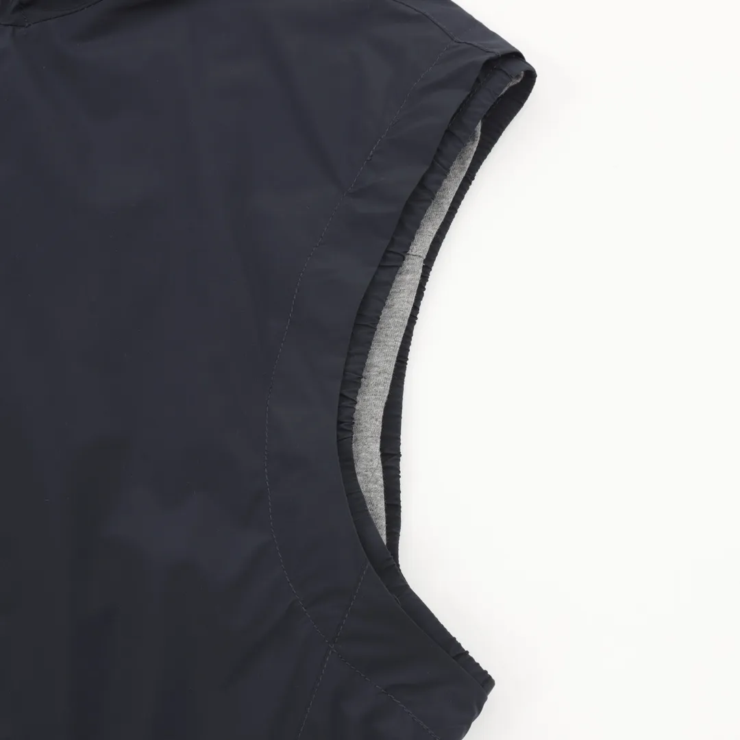 🅿️760 ZEGNA Microfiber Brezza double-sided vest is made of microfiber fabric made of 100% polyester fiber. It is famous for its excellent tear resistance and wear resistance. It can quickly return to flatness during wearing and maintain the crisp and stylish appearance of the clothing for a long time. At the same time, it is not easy to deform after long-term washing, ensuring dimensional stability. After being waterproofed, it can be adapted to various weather wearing needs. Made of cashmere blended jersey fabric. The diameter of cashmere fiber is only 14 microns. After blending, it eliminates the itch of pure cashmere. The central control structure locks in still air and has strong warmth retention. A small amount of nylon enhances the durability of cashmere and extends its service life. The monochrome letter LOGO on the cashmere blended surface uses the high-precision calculation system of the computer embroidery machine to control the coordinated operation of the machine head, needle bar, and bobbin. The fabric frame moves accurately in the horizontal and vertical directions to form a stitch track. The upper and lower thread tensions are adjusted to ensure that the stitches are smooth and free of floating threads, forming a fine letter pattern with an error of ±0.1mm. Customized accessories Size: 46-52