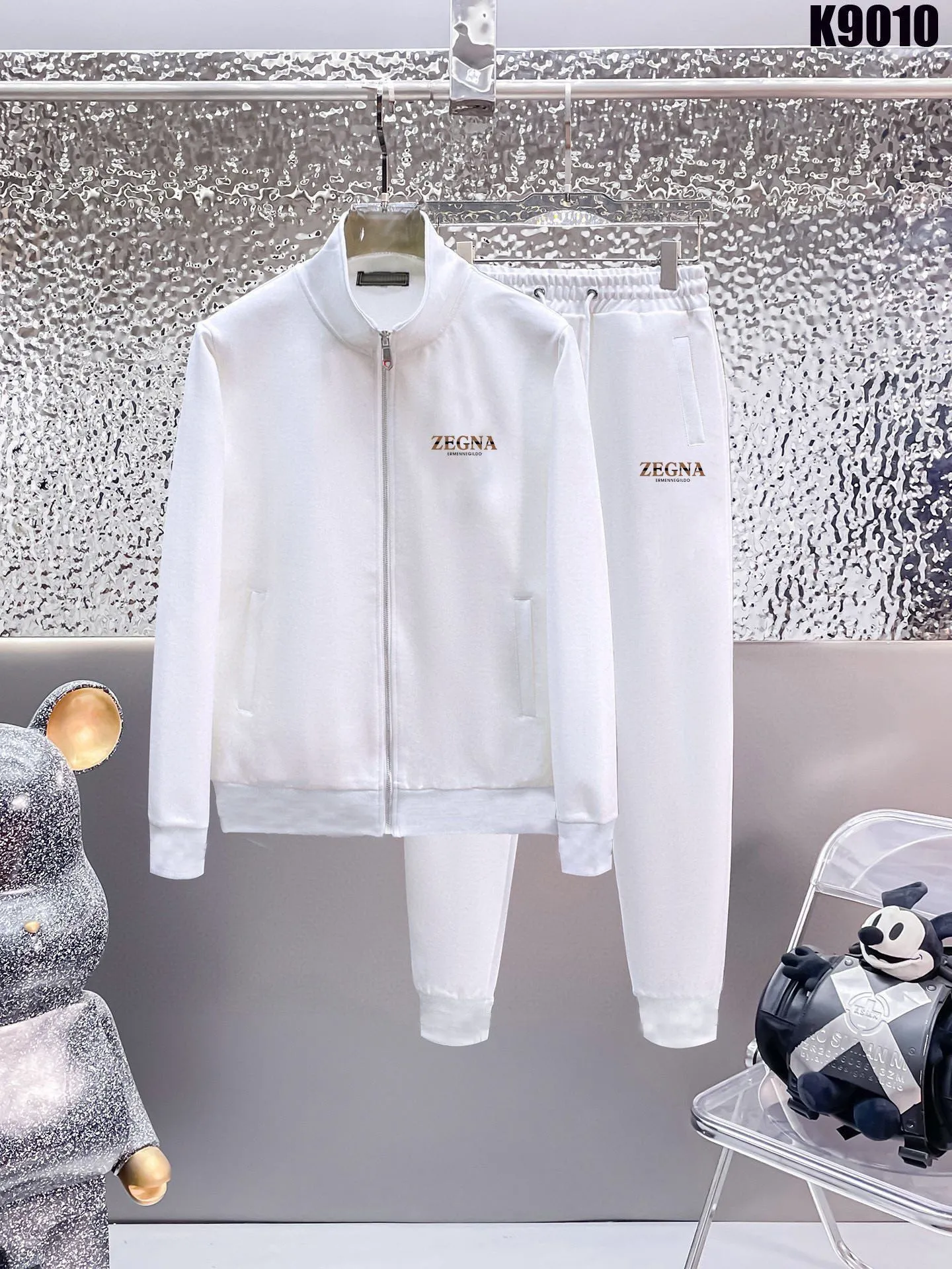 🅿️420 [Zegna] (Gospel for Fatty) hot-selling suit is coming. Focus on the original version of the official website. 2025 new hot-selling cardigan and sweatshirt suit. The original order is the best. 🇭🇰The meticulous work of top designers is dedicated to a fitting and perfect upper body effect. All-natural high-quality Roman cotton 100%, close-fitting comfort, noble and elegant! Original hardware embodies elegance and nobility! Counter size: M-5XL (maximum wear up to 220 pounds)