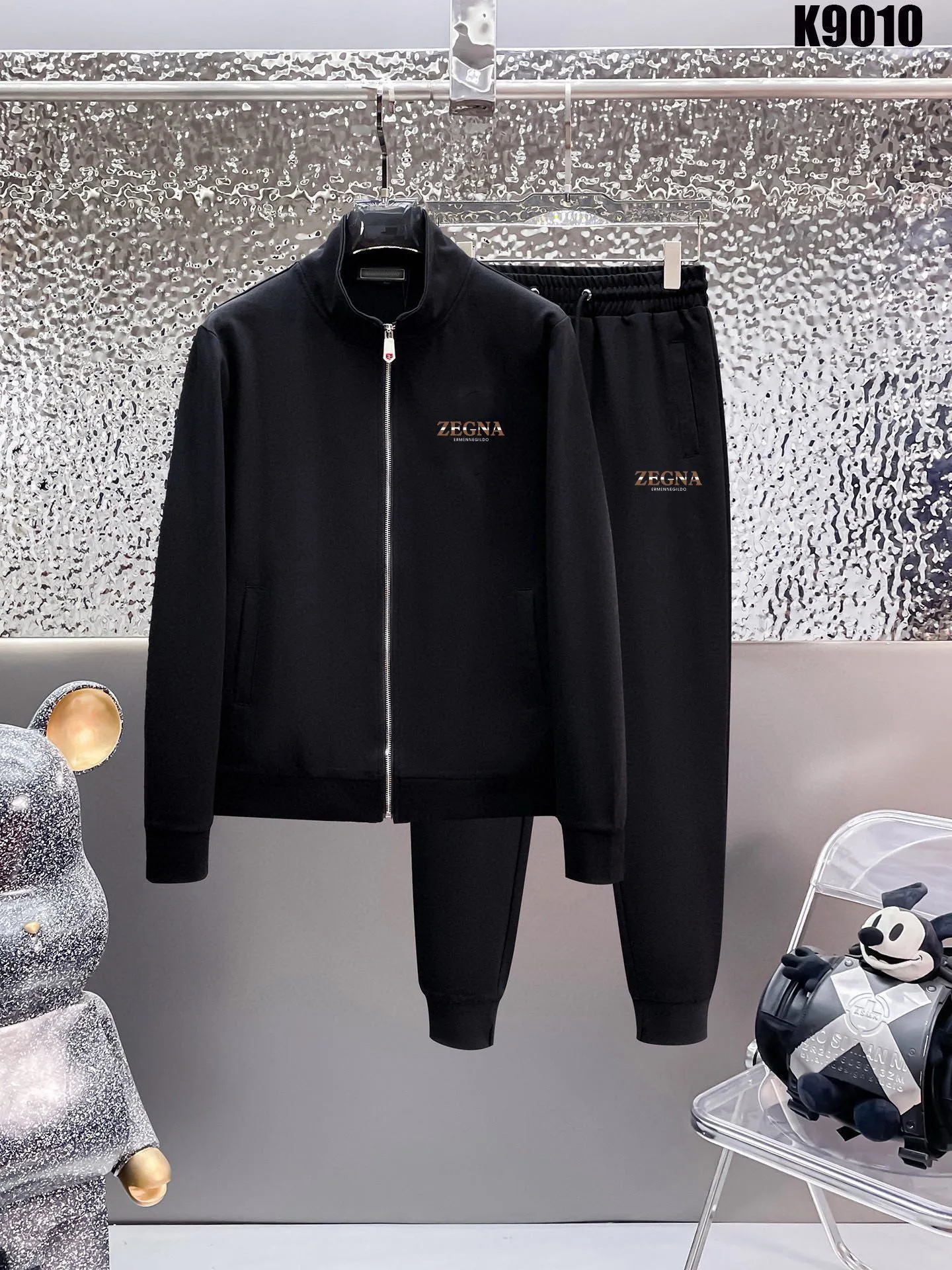 🅿️420 [Zegna] (Gospel for Fatty) hot-selling suit is coming. Focus on the original version of the official website. 2025 new hot-selling cardigan and sweatshirt suit. The original order is the best. 🇭🇰The meticulous work of top designers is dedicated to a fitting and perfect upper body effect. All-natural high-quality Roman cotton 100%, close-fitting comfort, noble and elegant! Original hardware embodies elegance and nobility! Counter size: M-5XL (maximum wear up to 220 pounds)