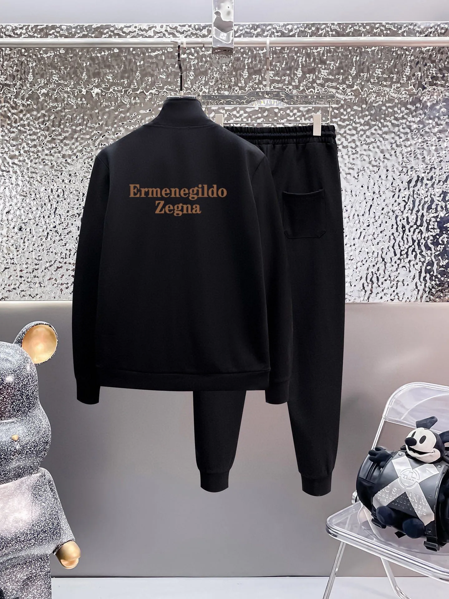 🅿️420 [Zegna] (Gospel for Fatty) hot-selling suit is coming. Focus on the original version of the official website. 2025 new hot-selling cardigan and sweatshirt suit. The original order is the best. 🇭🇰The meticulous work of top designers is dedicated to a fitting and perfect upper body effect. All-natural high-quality Roman cotton 100%, close-fitting comfort, noble and elegant! Original hardware embodies elegance and nobility! Counter size: M-5XL (maximum wear up to 220 pounds)