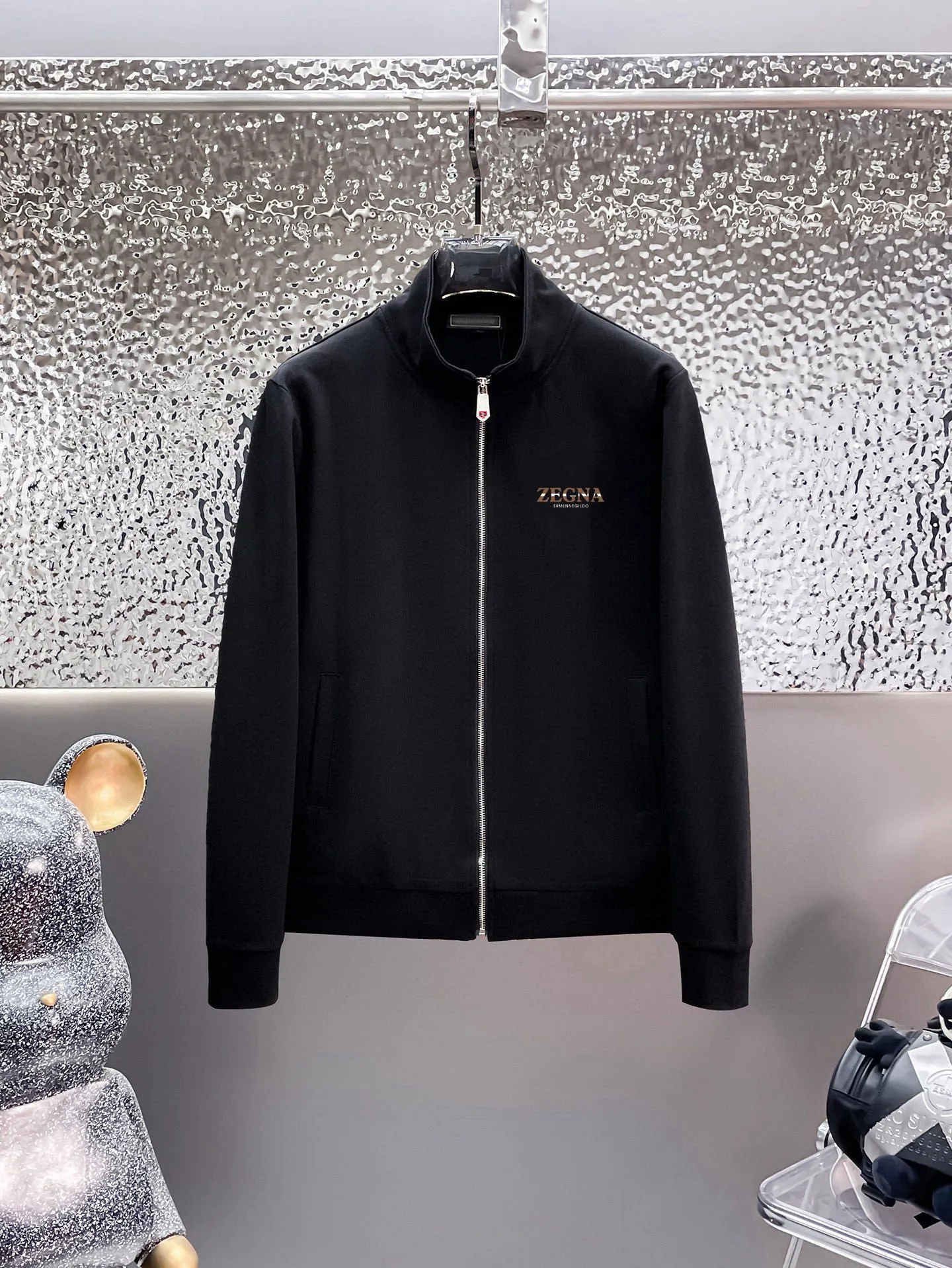 🅿️420 [Zegna] (Gospel for Fatty) hot-selling suit is coming. Focus on the original version of the official website. 2025 new hot-selling cardigan and sweatshirt suit. The original order is the best. 🇭🇰The meticulous work of top designers is dedicated to a fitting and perfect upper body effect. All-natural high-quality Roman cotton 100%, close-fitting comfort, noble and elegant! Original hardware embodies elegance and nobility! Counter size: M-5XL (maximum wear up to 220 pounds)