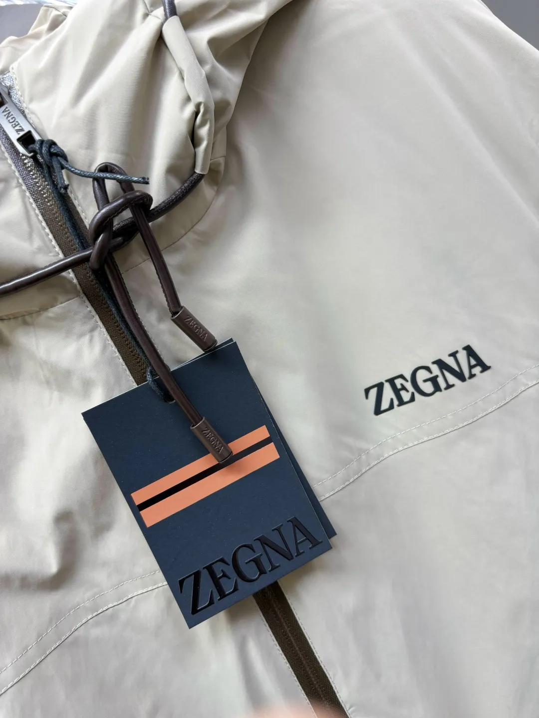 🅿️980 Zegna's new letter-printed down jacket. The Zegna down jacket combines classic British design with modern technological thermal insulation technology to redefine the luxury winter dressing experience.  · Filled with top-grade imported white duck down, light and fluffy, locking in every body temperature · Imported waterproof fabric, windproof and water-repellent, no fear of wind and snow challenges · Three-dimensional tailoring, eliminating bulk, showing an elegant figure · Authentic details can be seen in the details: customized metal buckles at the counter, hidden pocket design, classic letter print design This winter, let warmth and grace go hand in hand. Whether commuting in the city or strolling in the countryside, a Zegna down jacket can build a mobile gentleman's fortress for you.  Size: M-XXXL Color: Black Apricot