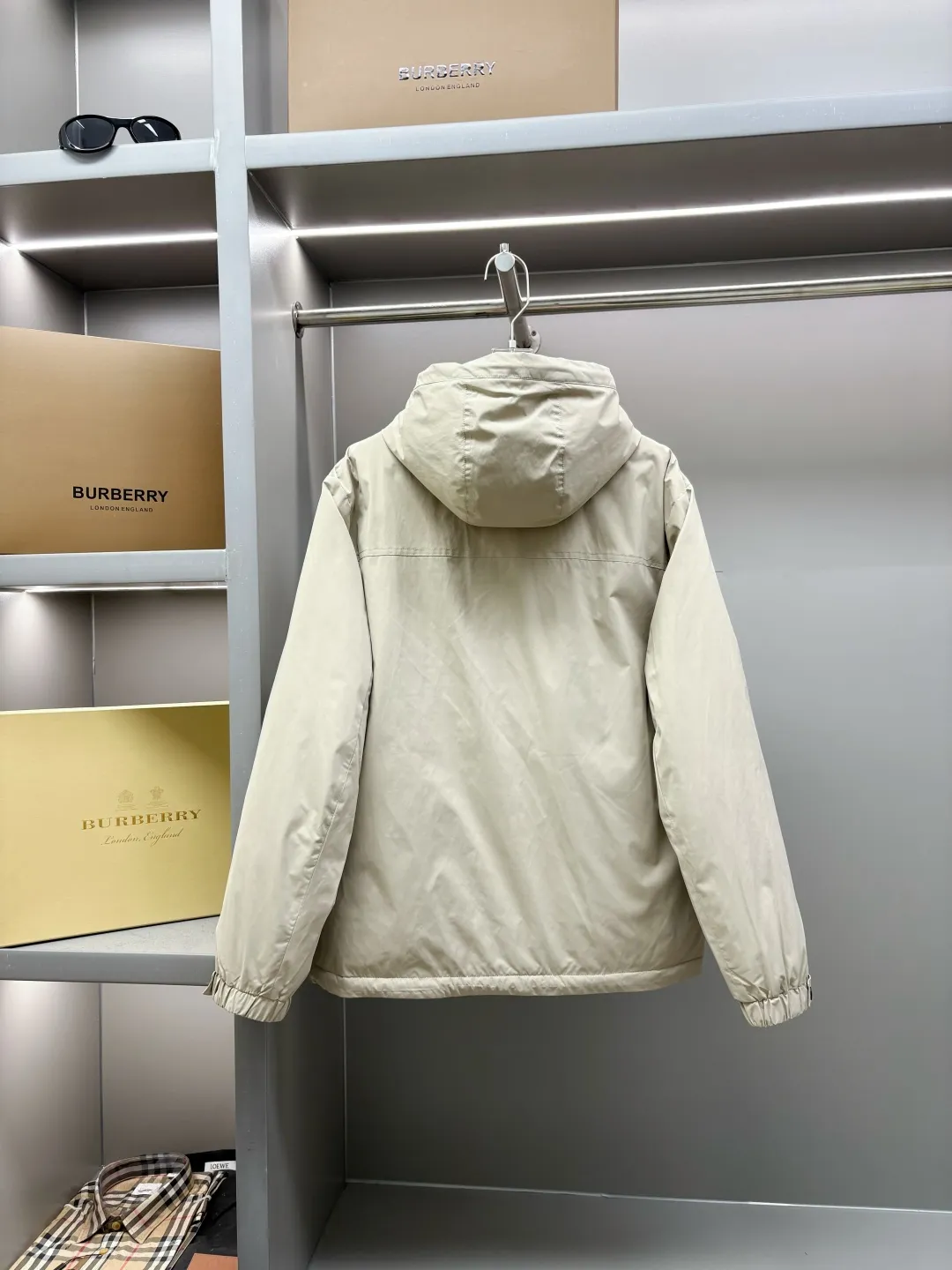 🅿️980 Zegna's new letter-printed down jacket. The Zegna down jacket combines classic British design with modern technological thermal insulation technology to redefine the luxury winter dressing experience.  · Filled with top-grade imported white duck down, light and fluffy, locking in every body temperature · Imported waterproof fabric, windproof and water-repellent, no fear of wind and snow challenges · Three-dimensional tailoring, eliminating bulk, showing an elegant figure · Authentic details can be seen in the details: customized metal buckles at the counter, hidden pocket design, classic letter print design This winter, let warmth and grace go hand in hand. Whether commuting in the city or strolling in the countryside, a Zegna down jacket can build a mobile gentleman's fortress for you.  Size: M-XXXL Color: Black Apricot