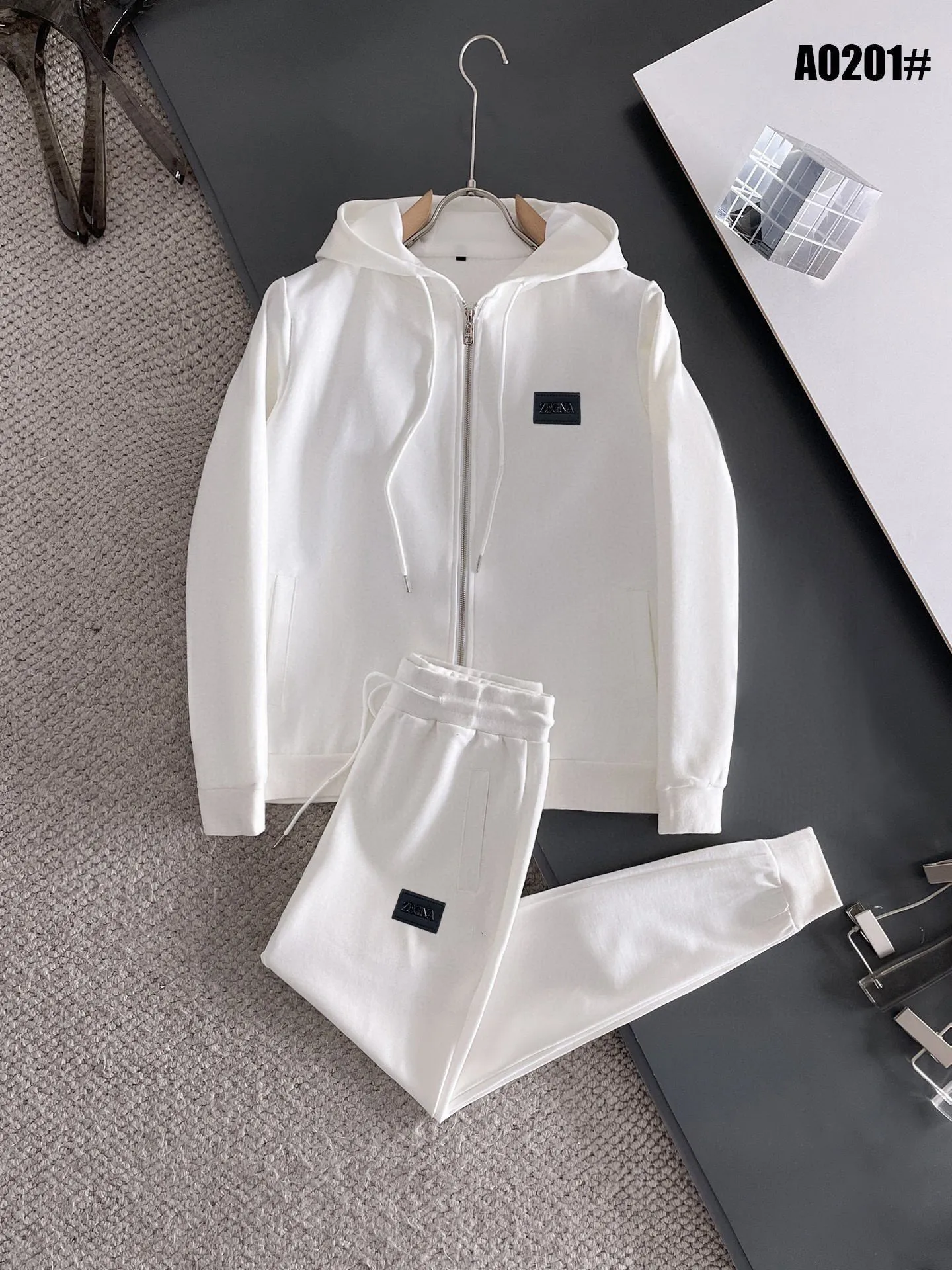 🅿️420 [Zegna] (Gospel for Fatty) hot-selling suit is coming. Focus on the original version of the official website. 2025 new hot-selling cardigan and sweatshirt suit. The original order is the best. 🇭🇰The meticulous work of top designers is dedicated to a fitting and perfect upper body effect. All-natural high-quality Roman cotton 100%, close-fitting comfort, noble and elegant! Original hardware embodies elegance and nobility! Counter size: M-5XL (maximum wear up to 220 pounds)