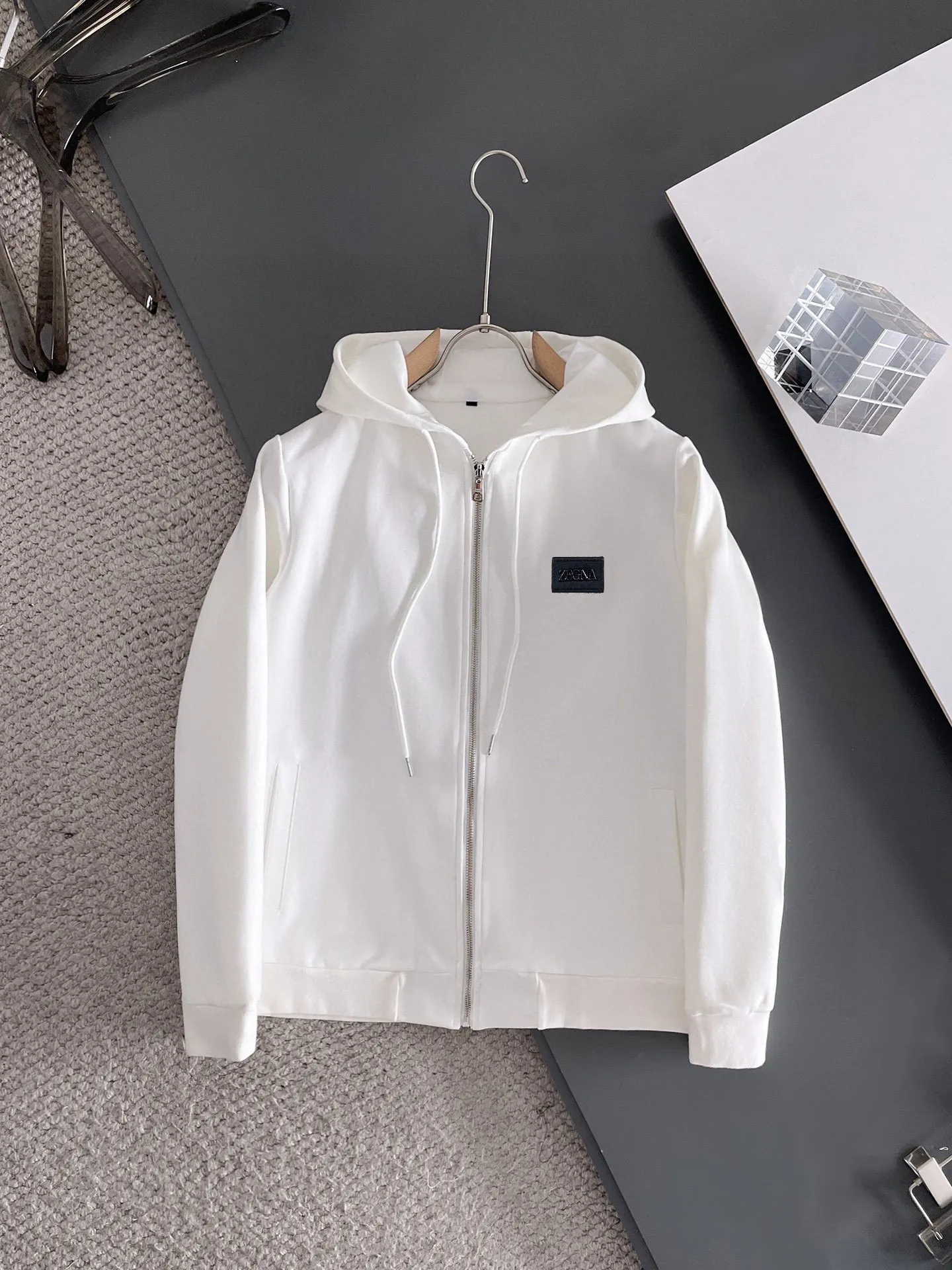 🅿️420 [Zegna] (Gospel for Fatty) hot-selling suit is coming. Focus on the original version of the official website. 2025 new hot-selling cardigan and sweatshirt suit. The original order is the best. 🇭🇰The meticulous work of top designers is dedicated to a fitting and perfect upper body effect. All-natural high-quality Roman cotton 100%, close-fitting comfort, noble and elegant! Original hardware embodies elegance and nobility! Counter size: M-5XL (maximum wear up to 220 pounds)