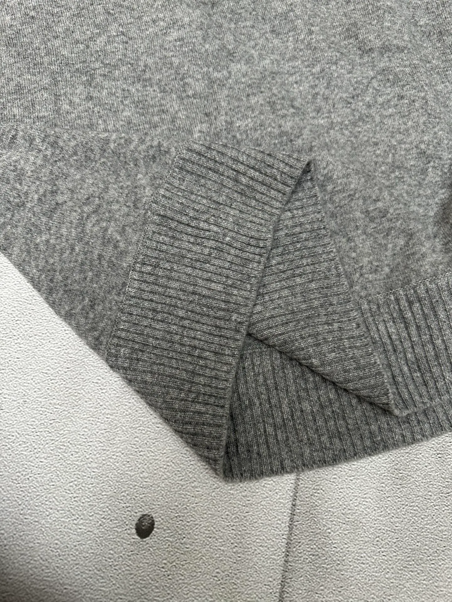 🅿️610 ZEGNA ginger knitted sweater, classic business casual design, stand-up collar and three-button placket. Made of high-quality knitted fabric, the vertical stripe texture is outstanding, crisp and stylish. The ribbed cuff design is simple and elegant. Brand new and authentic, complete with tags. Suitable for autumn and winter, versatile for business and leisure.  Size: S M L XL