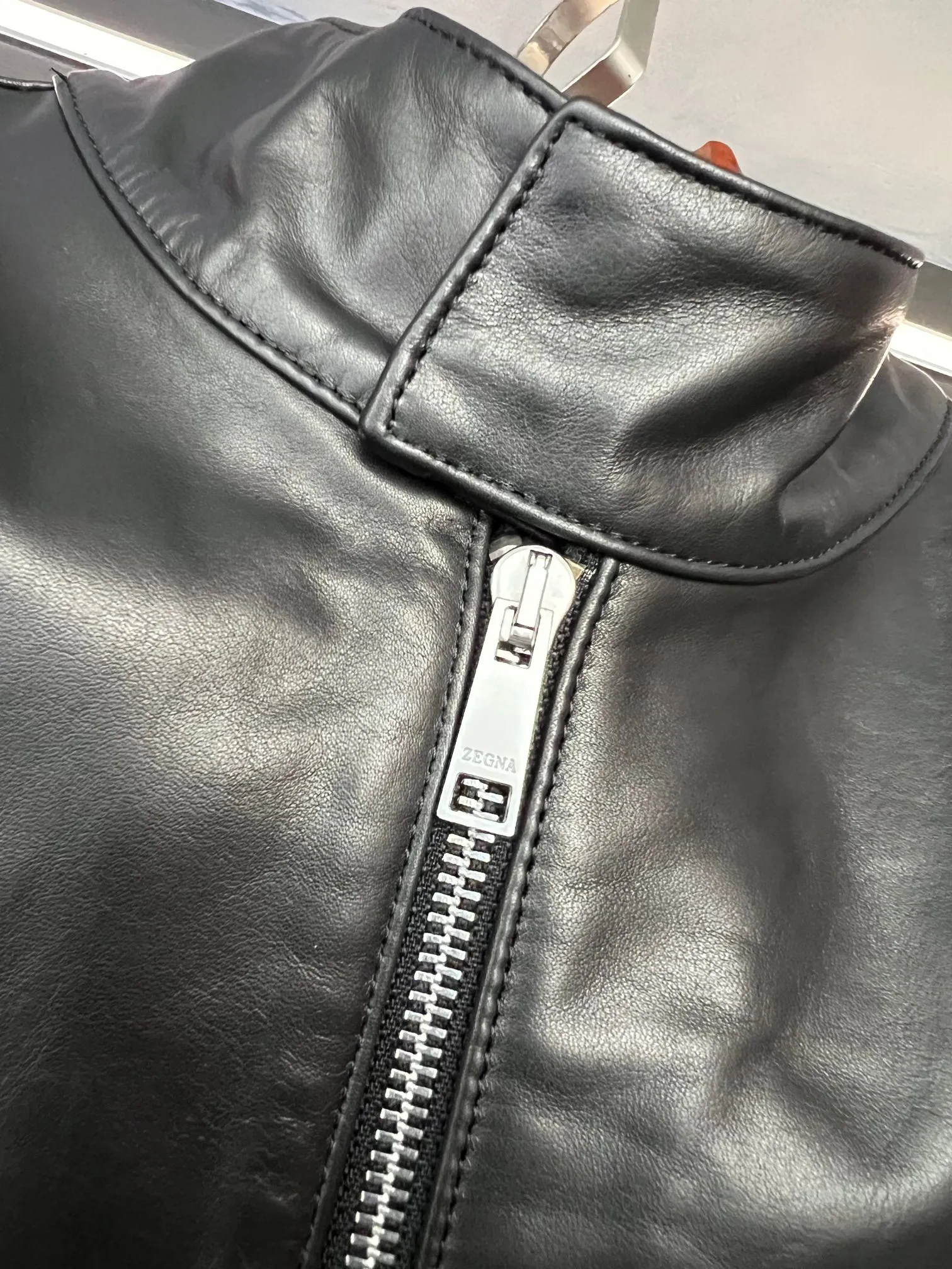 🅿️2600 Who knows! Wearing a Zegna leather jacket, you can become a god on the spot. I was impressed by my brothers to put on Zegna’s new men’s sheepskin jacket for autumn and winter 2025. After trying it on, I placed an order directly. It is no exaggeration to say that this is the dream jacket I have been looking for.   This jacket is made of black sheepskin imported from New Zealand. The leather is soft and delicate, with a smooth texture and excellent breathability. You will not feel stuffy after wearing it all day long.   The small turtleneck style is a plus. It not only adds a layer of protection to the neck in the cold wind, but also adds a bit of neatness and sophistication. Neat tailoring and no redundant design make it instantly refreshing and handsome after wearing it. It is suitable for commuting or daily travel.   If you are like me and always struggle with what to wear, this is the right thing to do with your eyes closed! Pair it with a simple white T and jeans for a casual yet fashionable look; wear it with a shirt underneath and you'll be full of aura when attending business events.   I sincerely recommend that all sportsmen give it a try, I believe you will fall in love with it as much as I do~ Size 48-56