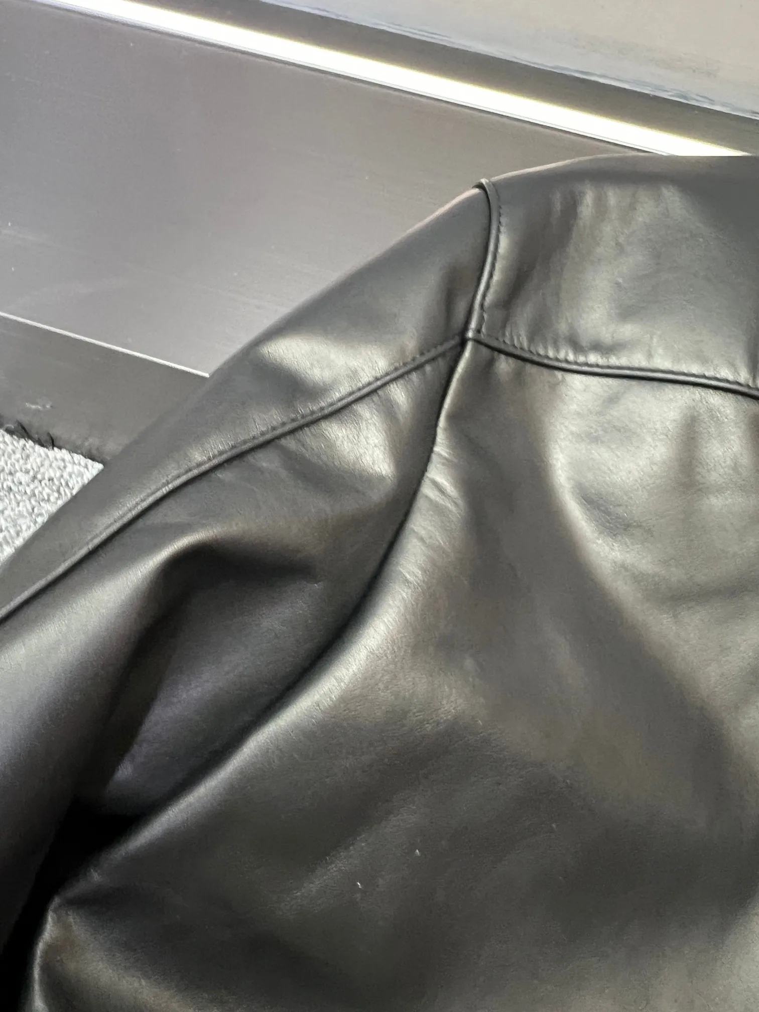 🅿️2600 Who knows! Wearing a Zegna leather jacket, you can become a god on the spot. I was impressed by my brothers to put on Zegna’s new men’s sheepskin jacket for autumn and winter 2025. After trying it on, I placed an order directly. It is no exaggeration to say that this is the dream jacket I have been looking for.   This jacket is made of black sheepskin imported from New Zealand. The leather is soft and delicate, with a smooth texture and excellent breathability. You will not feel stuffy after wearing it all day long.   The small turtleneck style is a plus. It not only adds a layer of protection to the neck in the cold wind, but also adds a bit of neatness and sophistication. Neat tailoring and no redundant design make it instantly refreshing and handsome after wearing it. It is suitable for commuting or daily travel.   If you are like me and always struggle with what to wear, this is the right thing to do with your eyes closed! Pair it with a simple white T and jeans for a casual yet fashionable look; wear it with a shirt underneath and you'll be full of aura when attending business events.   I sincerely recommend that all sportsmen give it a try, I believe you will fall in love with it as much as I do~ Size 48-56