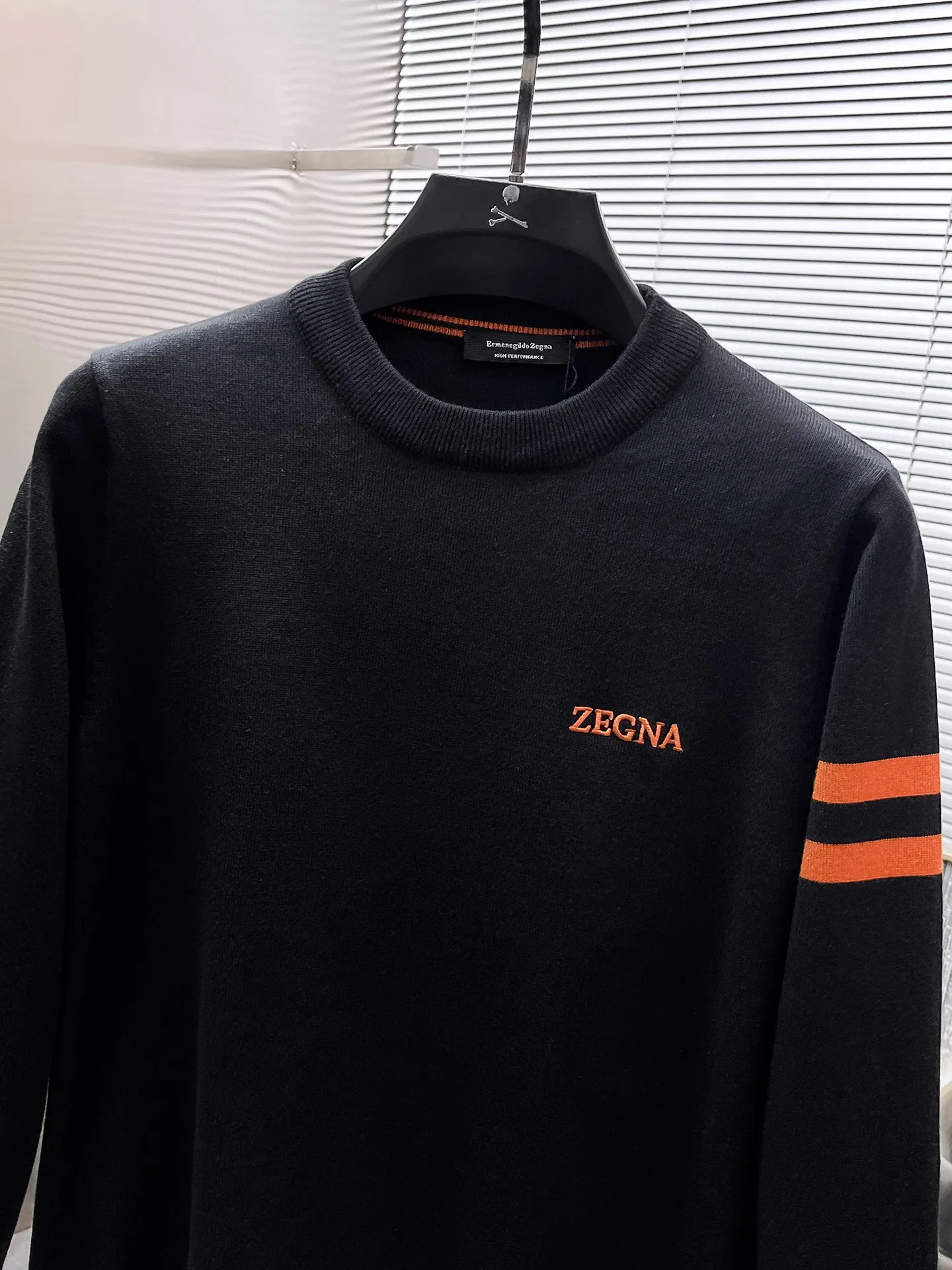 🅿️440 Ermenegildo Zegna 2025ss new wool blended round neck long-sleeved sweater cardigan bottoming sweater, high-end version! The custom-made fabrics at the counter are highly breathable and comfortable, with impeccable details and brand element design concepts, reflecting high quality. It feels delicate and soft! It presents a casual cut and the upper body shape is great! 🐉Code size: M-3XL
