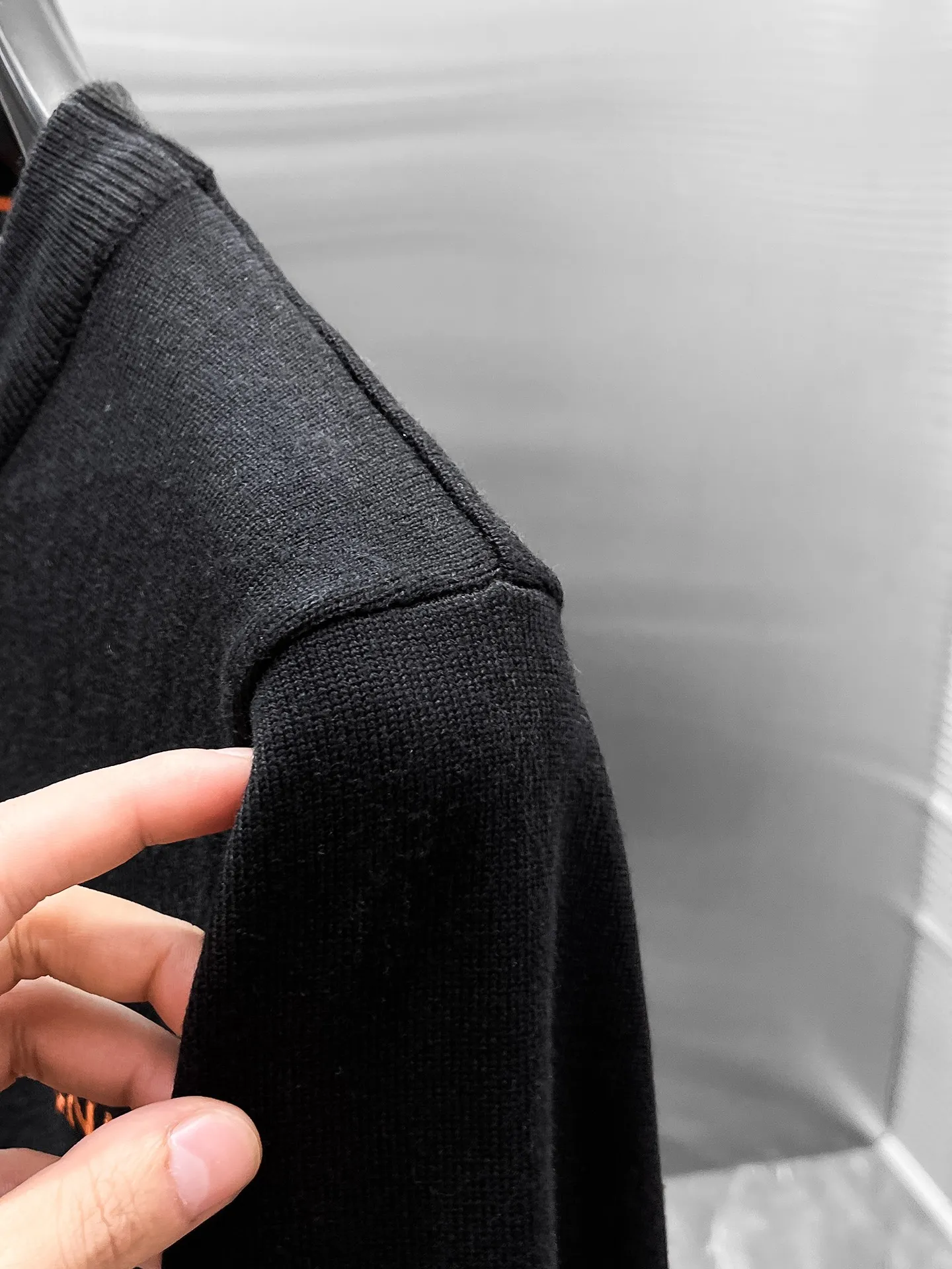 🅿️440 Ermenegildo Zegna 2025ss new wool blended round neck long-sleeved sweater cardigan bottoming sweater, high-end version! The custom-made fabrics at the counter are highly breathable and comfortable, with impeccable details and brand element design concepts, reflecting high quality. It feels delicate and soft! It presents a casual cut and the upper body shape is great! 🐉Code size: M-3XL