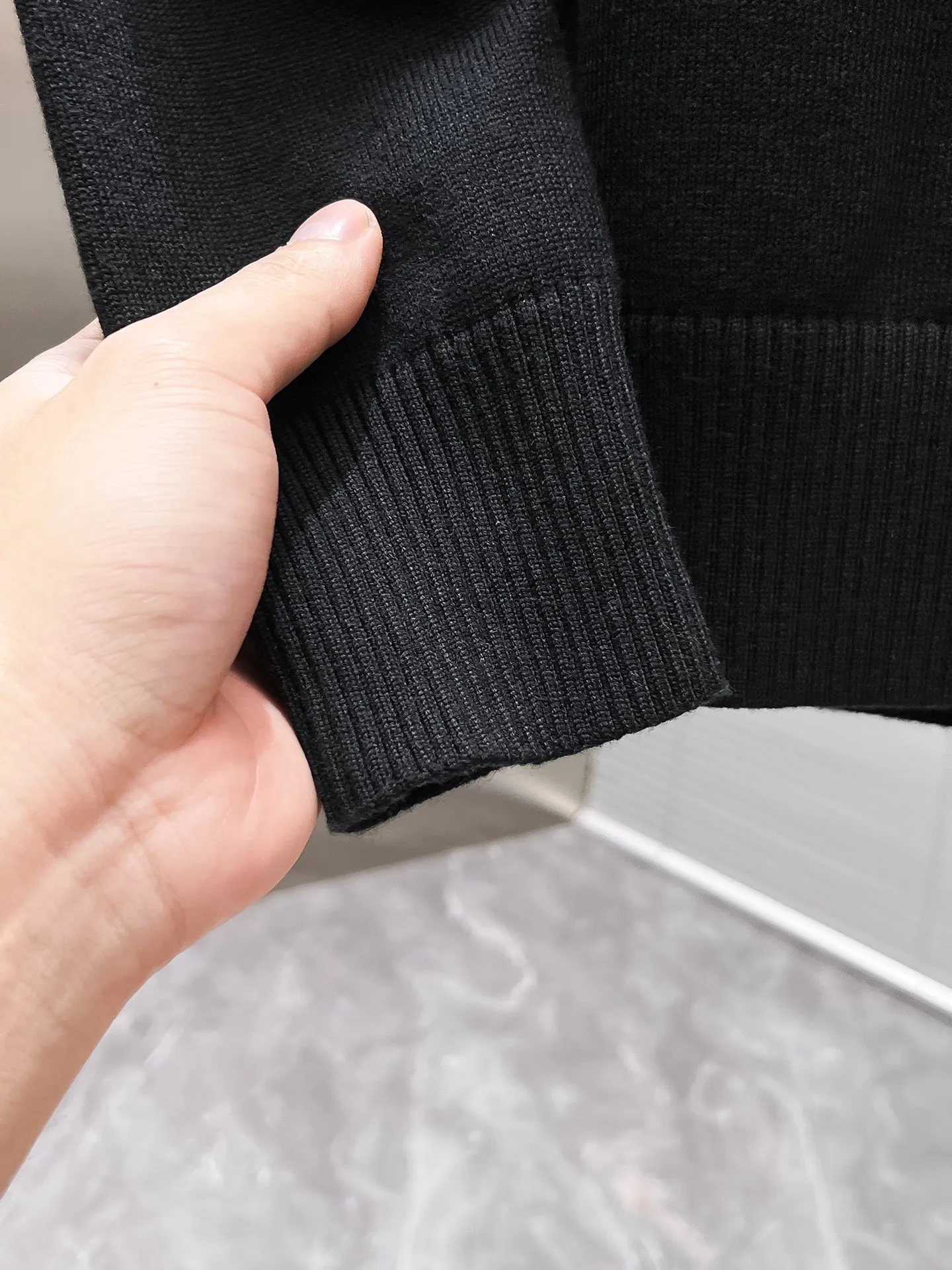 🅿️440 Ermenegildo Zegna 2025ss new wool blended round neck long-sleeved sweater cardigan bottoming sweater, high-end version! The custom-made fabrics at the counter are highly breathable and comfortable, with impeccable details and brand element design concepts, reflecting high quality. It feels delicate and soft! It presents a casual cut and the upper body shape is great! 🐉Code size: M-3XL