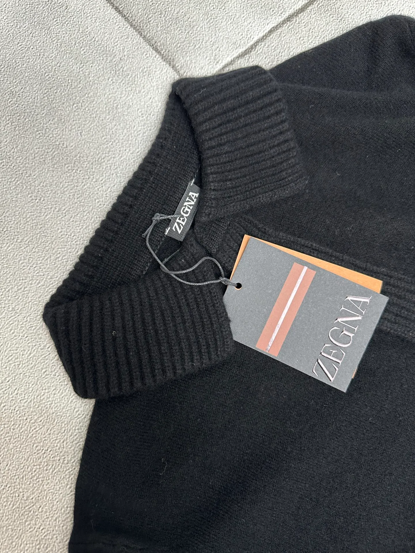 🅿️610 ZEGNA ginger knitted sweater, classic business casual design, stand-up collar and three-button placket. Made of high-quality knitted fabric, the vertical stripe texture is outstanding, crisp and stylish. The ribbed cuff design is simple and elegant. Brand new and authentic, complete with tags. Suitable for autumn and winter, versatile for business and leisure.  Size: S M L XL