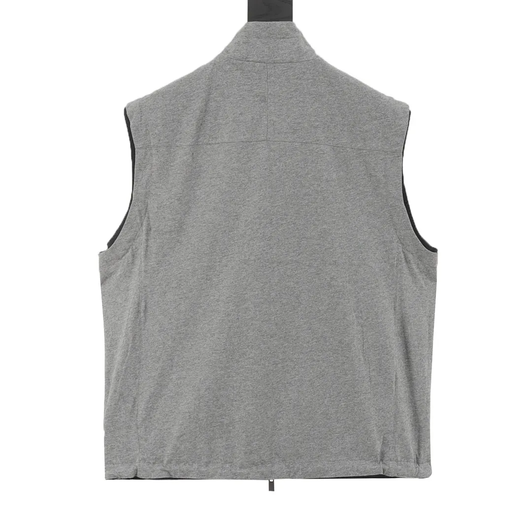 🅿️760 ZEGNA Microfiber Brezza double-sided vest is made of microfiber fabric made of 100% polyester fiber. It is famous for its excellent tear resistance and wear resistance. It can quickly return to flatness during wearing and maintain the crisp and stylish appearance of the clothing for a long time. At the same time, it is not easy to deform after long-term washing, ensuring dimensional stability. After being waterproofed, it can be adapted to various weather wearing needs. Made of cashmere blended jersey fabric. The diameter of cashmere fiber is only 14 microns. After blending, it eliminates the itch of pure cashmere. The central control structure locks in still air and has strong warmth retention. A small amount of nylon enhances the durability of cashmere and extends its service life. The monochrome letter LOGO on the cashmere blended surface uses the high-precision calculation system of the computer embroidery machine to control the coordinated operation of the machine head, needle bar, and bobbin. The fabric frame moves accurately in the horizontal and vertical directions to form a stitch track. The upper and lower thread tensions are adjusted to ensure that the stitches are smooth and free of floating threads, forming a fine letter pattern with an error of ±0.1mm. Customized accessories Size: 46-52