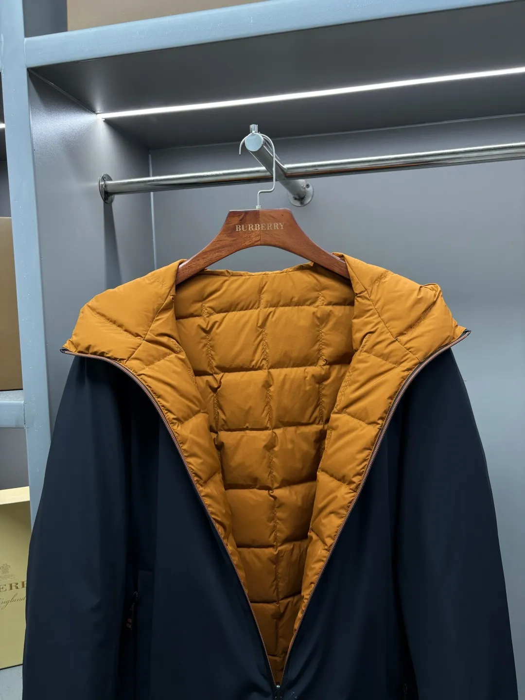 🅿️1110 Zegna's new double-sided down jacket [Zegna quality | Double-sided aesthetics, one garment for many wears] - REY series of double-sided down jackets, defining the pragmatic luxury of contemporary elite wardrobes ✨ An innovative work derived from Zegna's ingenuity gene, REAL quality certification, double-sided and two-color independent design One piece of clothing, two styles, satisfying the imagination of wearing in many scenes [Details interpret the philosophy of advanced clothing] ▫️Filled with white duck down imported from Europe, the light fill power reaches 800+ ▫️Invisible snap buttons and precision quilting, taking into account both beauty and temperature locking ▫️Micro-elastic tear-proof fabric, no sense of restraint and easy movement. It can be worn out in the street, commuting and leisure in an instant. ▫️Customized accessories of the same style at the counter [One garment can be worn twice, the value is doubled] → Side A: Black | Low-key and elegant in the conference room → Side B: | Free and stylish for weekend trips → One-sided wear: Create a simple and neat silhouette → Double-sided layering: Unlock the art of layered mixing and matching [Double-sided resonance of technology and aesthetics] Windproof and waterproof treatment to cope with changing weather Lightweight integrated design, easy to travel with for business trips This autumn and winter, reject monotony and repetition Zegna REY double-sided down jacket - double the style, double the price Size: M-XXXL