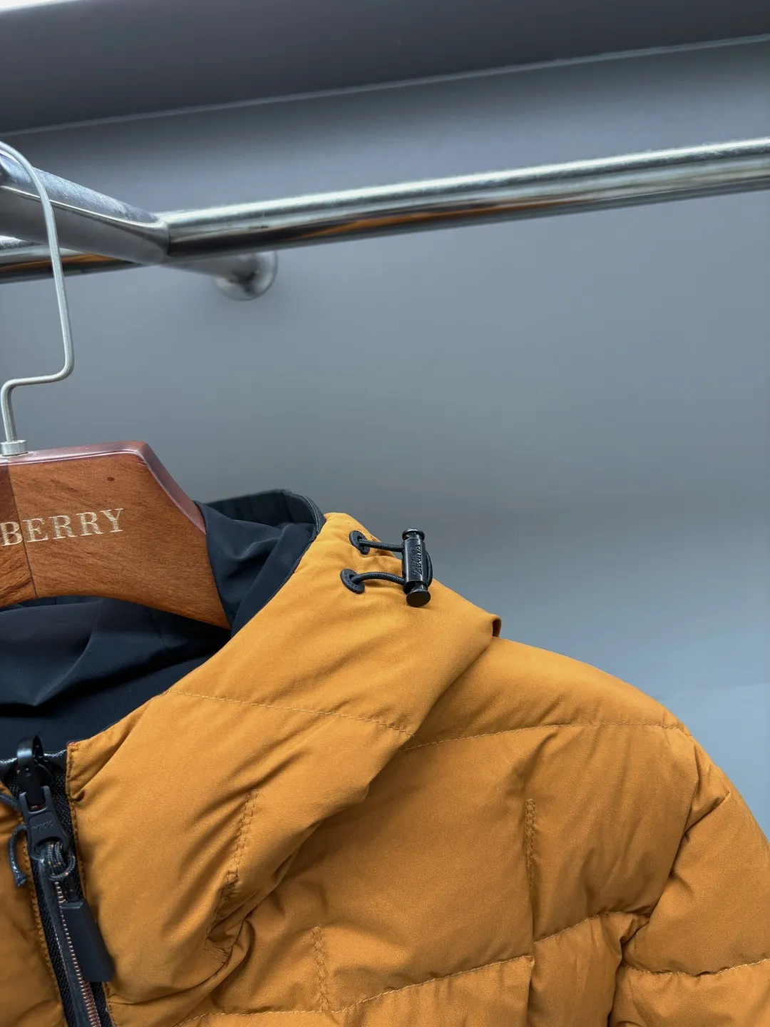 🅿️1110 Zegna's new double-sided down jacket [Zegna quality | Double-sided aesthetics, one garment for many wears] - REY series of double-sided down jackets, defining the pragmatic luxury of contemporary elite wardrobes ✨ An innovative work derived from Zegna's ingenuity gene, REAL quality certification, double-sided and two-color independent design One piece of clothing, two styles, satisfying the imagination of wearing in many scenes [Details interpret the philosophy of advanced clothing] ▫️Filled with white duck down imported from Europe, the light fill power reaches 800+ ▫️Invisible snap buttons and precision quilting, taking into account both beauty and temperature locking ▫️Micro-elastic tear-proof fabric, no sense of restraint and easy movement. It can be worn out in the street, commuting and leisure in an instant. ▫️Customized accessories of the same style at the counter [One garment can be worn twice, the value is doubled] → Side A: Black | Low-key and elegant in the conference room → Side B: | Free and stylish for weekend trips → One-sided wear: Create a simple and neat silhouette → Double-sided layering: Unlock the art of layered mixing and matching [Double-sided resonance of technology and aesthetics] Windproof and waterproof treatment to cope with changing weather Lightweight integrated design, easy to travel with for business trips This autumn and winter, reject monotony and repetition Zegna REY double-sided down jacket - double the style, double the price Size: M-XXXL