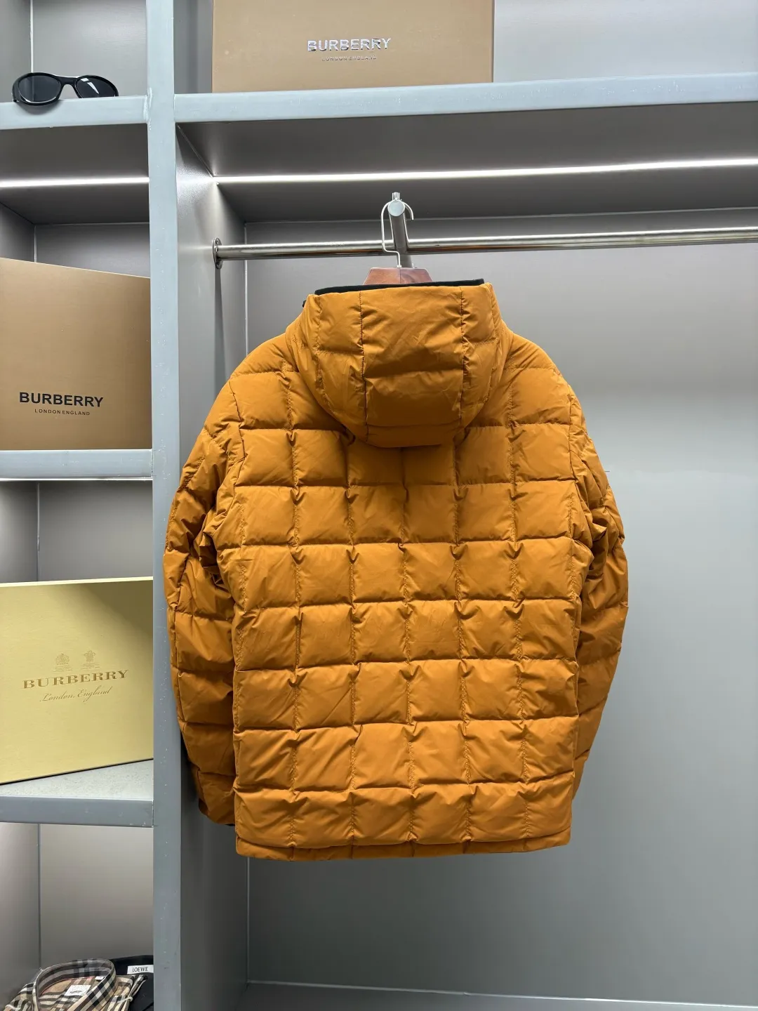 🅿️1110 Zegna's new double-sided down jacket [Zegna quality | Double-sided aesthetics, one garment for many wears] - REY series of double-sided down jackets, defining the pragmatic luxury of contemporary elite wardrobes ✨ An innovative work derived from Zegna's ingenuity gene, REAL quality certification, double-sided and two-color independent design One piece of clothing, two styles, satisfying the imagination of wearing in many scenes [Details interpret the philosophy of advanced clothing] ▫️Filled with white duck down imported from Europe, the light fill power reaches 800+ ▫️Invisible snap buttons and precision quilting, taking into account both beauty and temperature locking ▫️Micro-elastic tear-proof fabric, no sense of restraint and easy movement. It can be worn out in the street, commuting and leisure in an instant. ▫️Customized accessories of the same style at the counter [One garment can be worn twice, the value is doubled] → Side A: Black | Low-key and elegant in the conference room → Side B: | Free and stylish for weekend trips → One-sided wear: Create a simple and neat silhouette → Double-sided layering: Unlock the art of layered mixing and matching [Double-sided resonance of technology and aesthetics] Windproof and waterproof treatment to cope with changing weather Lightweight integrated design, easy to travel with for business trips This autumn and winter, reject monotony and repetition Zegna REY double-sided down jacket - double the style, double the price Size: M-XXXL