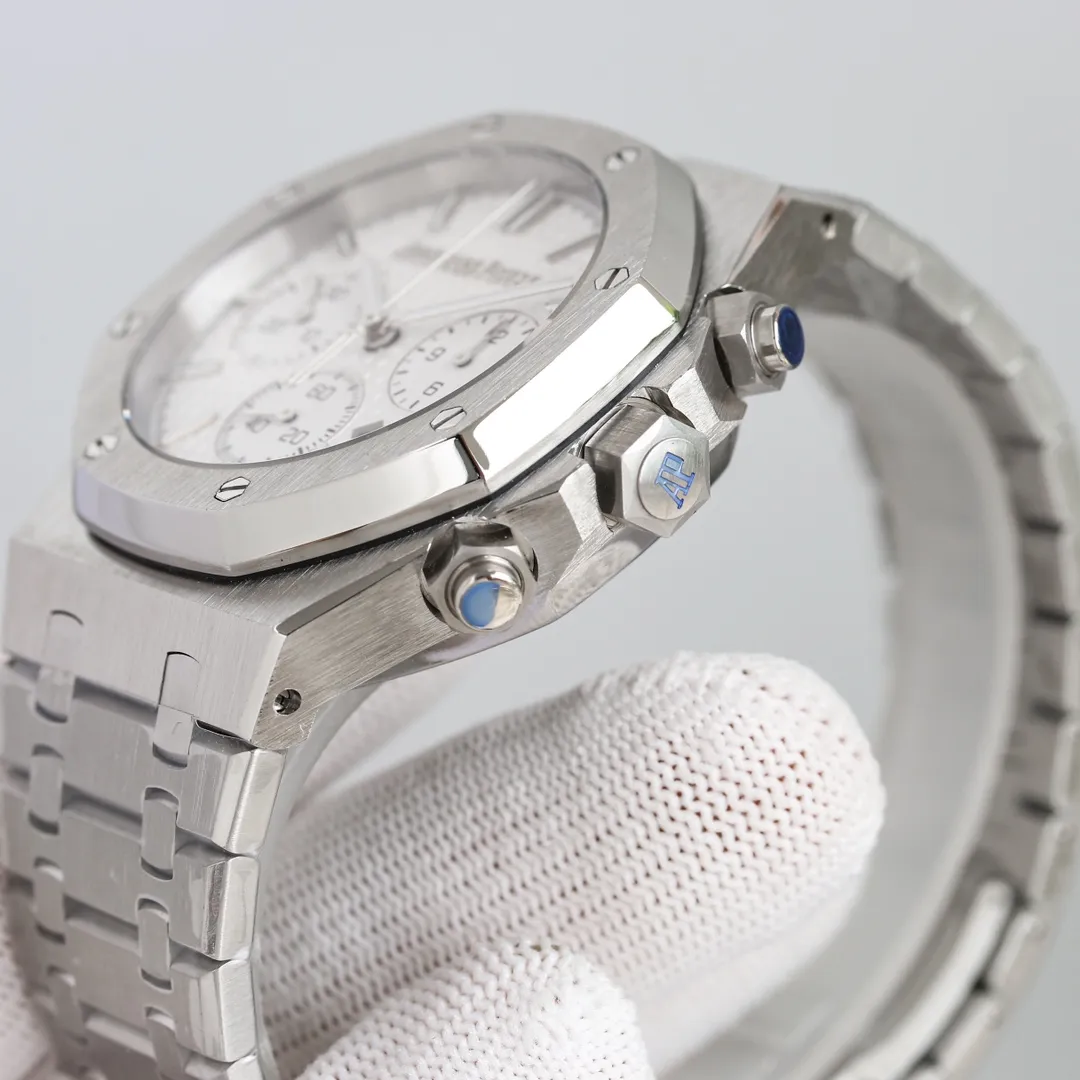 【Top Replica】💰Private chat! New product AP/Audemars Piguet Royal Oak series new 26240 chronograph, using the same Swiss 7750 chronograph movement as the original (6-digit small second transparent movement), with anti-glare sapphire high-transparent glass dial decorated with the classic Grande Tapisserie large plaid pattern 316 stainless steel alternates between satin brushing and polishing, showing an interesting contrast between matte and shiny surfaces. The rough and elegant 41mm dial is full of strength and has a super luminous display, which can read the time in any environment.